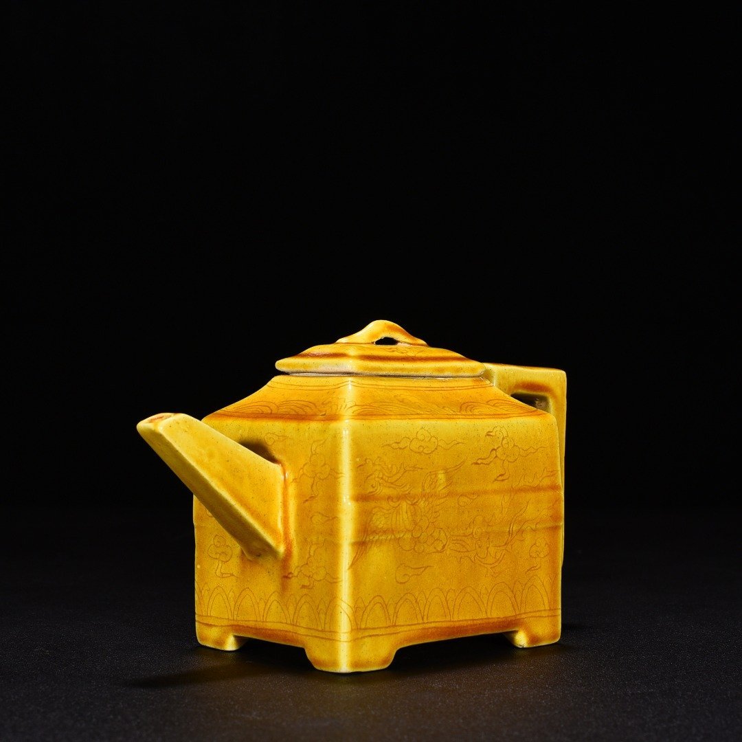 Ming Dynasty Hongzhi jiaoyellow glaze engraved phoenix pattern square pot