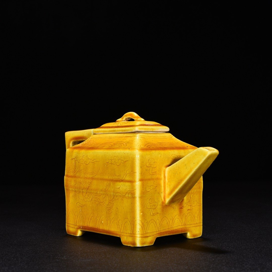 Ming Dynasty Hongzhi jiaoyellow glaze engraved phoenix pattern square pot