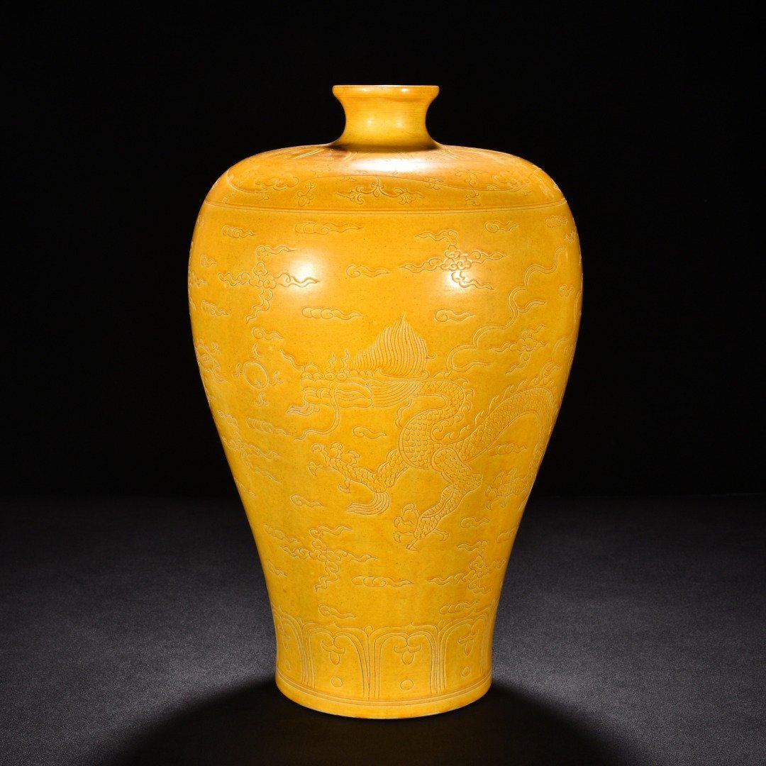 Ming Dynasty Hongzhi Meiping Vase with Delicate Yellow Glaze and Incised Dragon and Phoenix