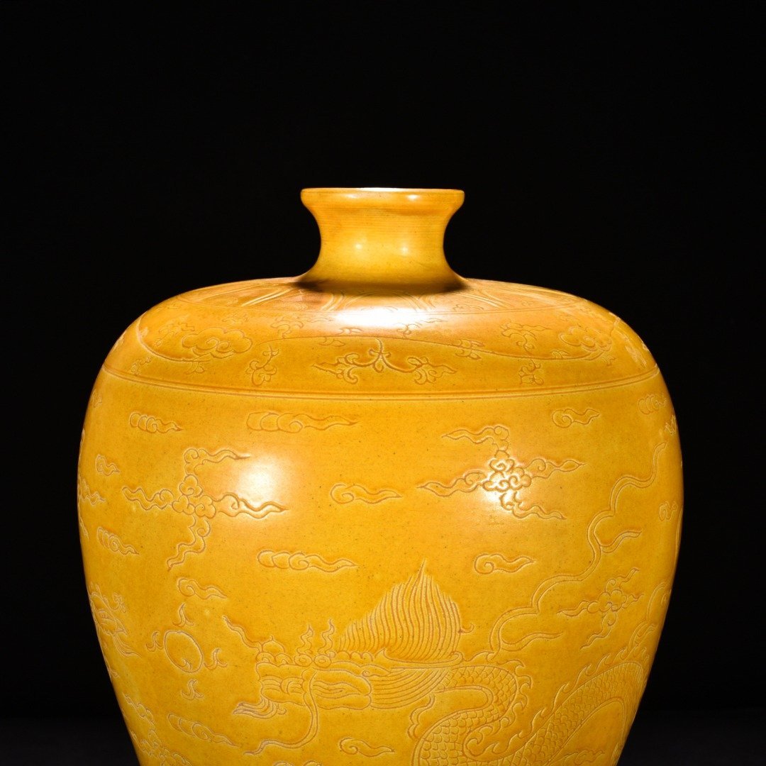 Ming Dynasty Hongzhi Meiping Vase with Delicate Yellow Glaze and Incised Dragon and Phoenix