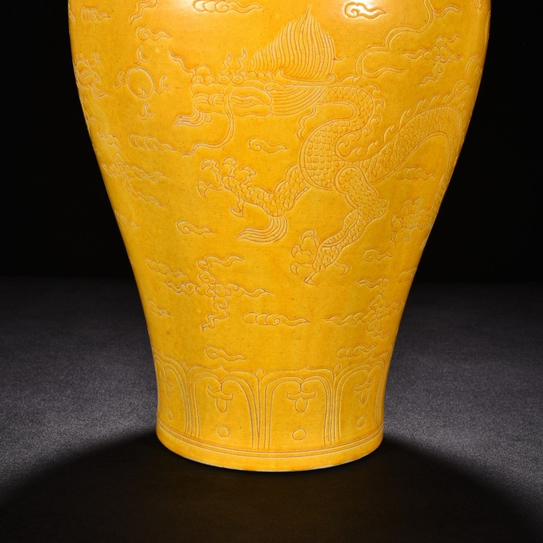 Ming Dynasty Hongzhi Meiping Vase with Delicate Yellow Glaze and Incised Dragon and Phoenix