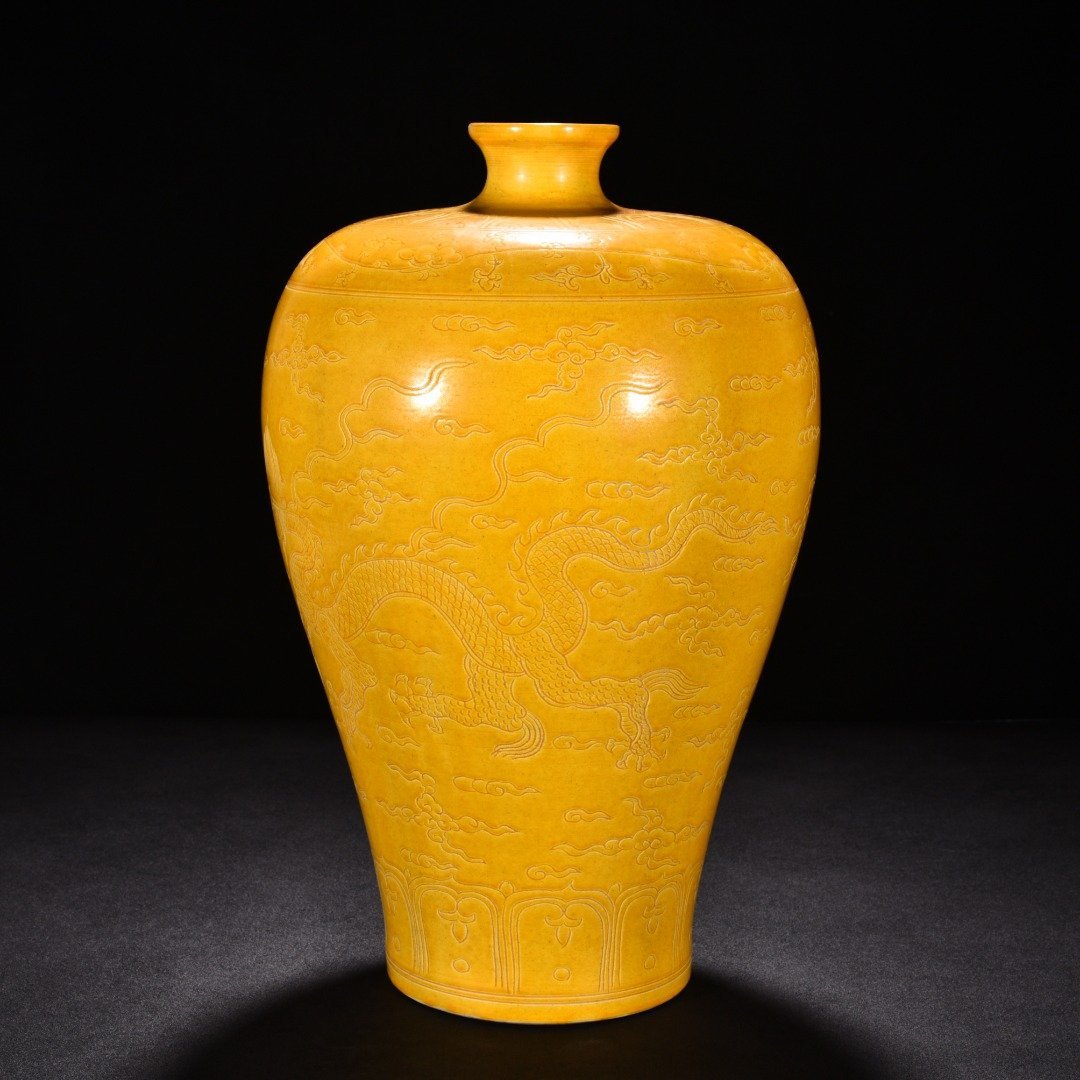 Ming Dynasty Hongzhi Meiping Vase with Delicate Yellow Glaze and Incised Dragon and Phoenix