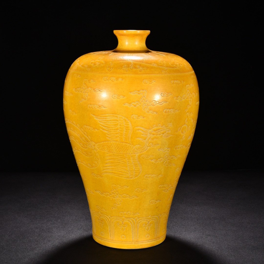 Ming Dynasty Hongzhi Meiping Vase with Delicate Yellow Glaze and Incised Dragon and Phoenix
