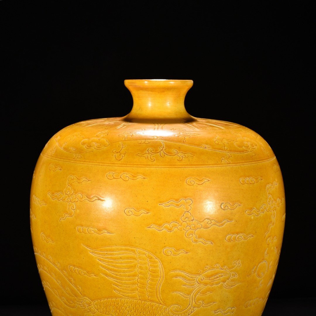 Ming Dynasty Hongzhi Meiping Vase with Delicate Yellow Glaze and Incised Dragon and Phoenix