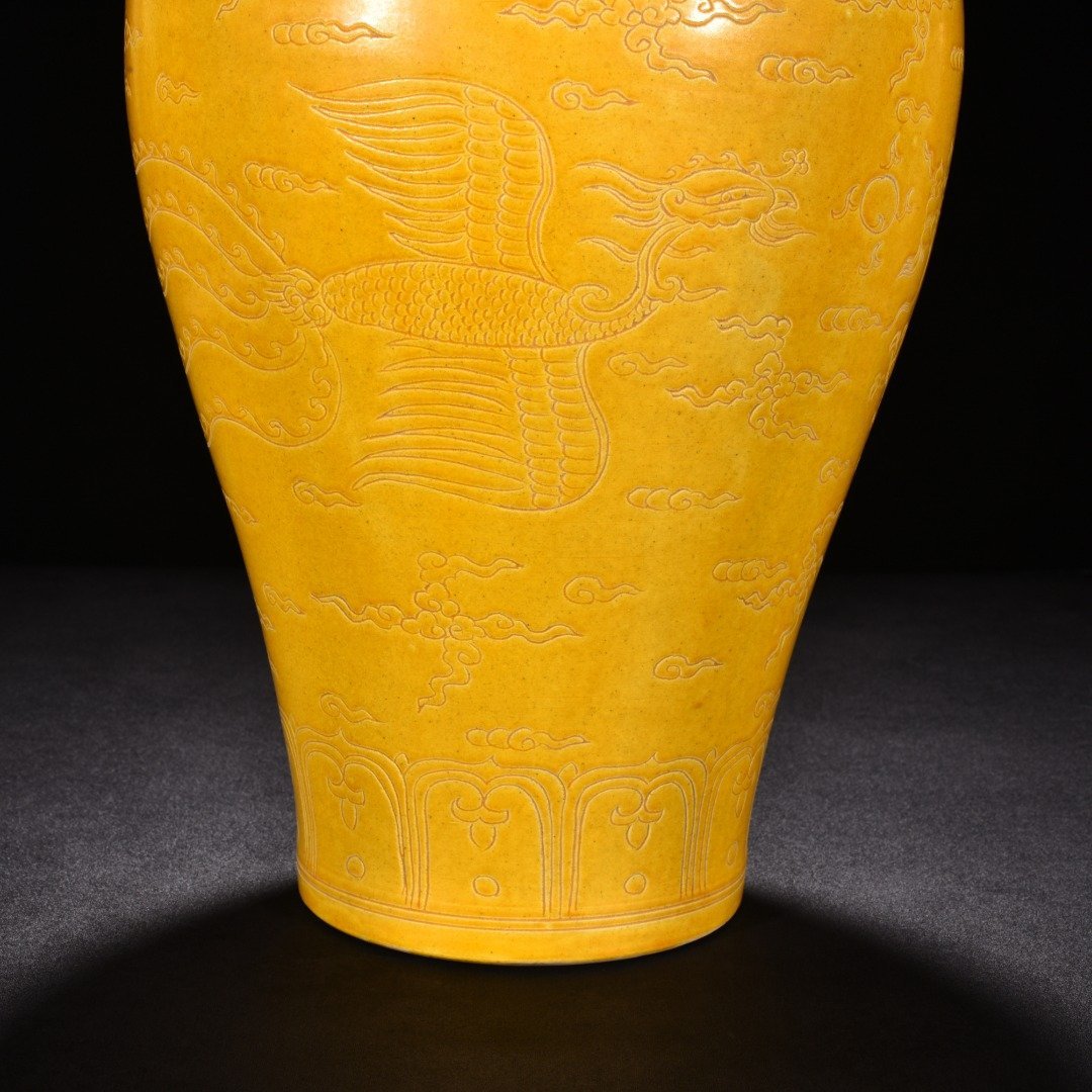 Ming Dynasty Hongzhi Meiping Vase with Delicate Yellow Glaze and Incised Dragon and Phoenix