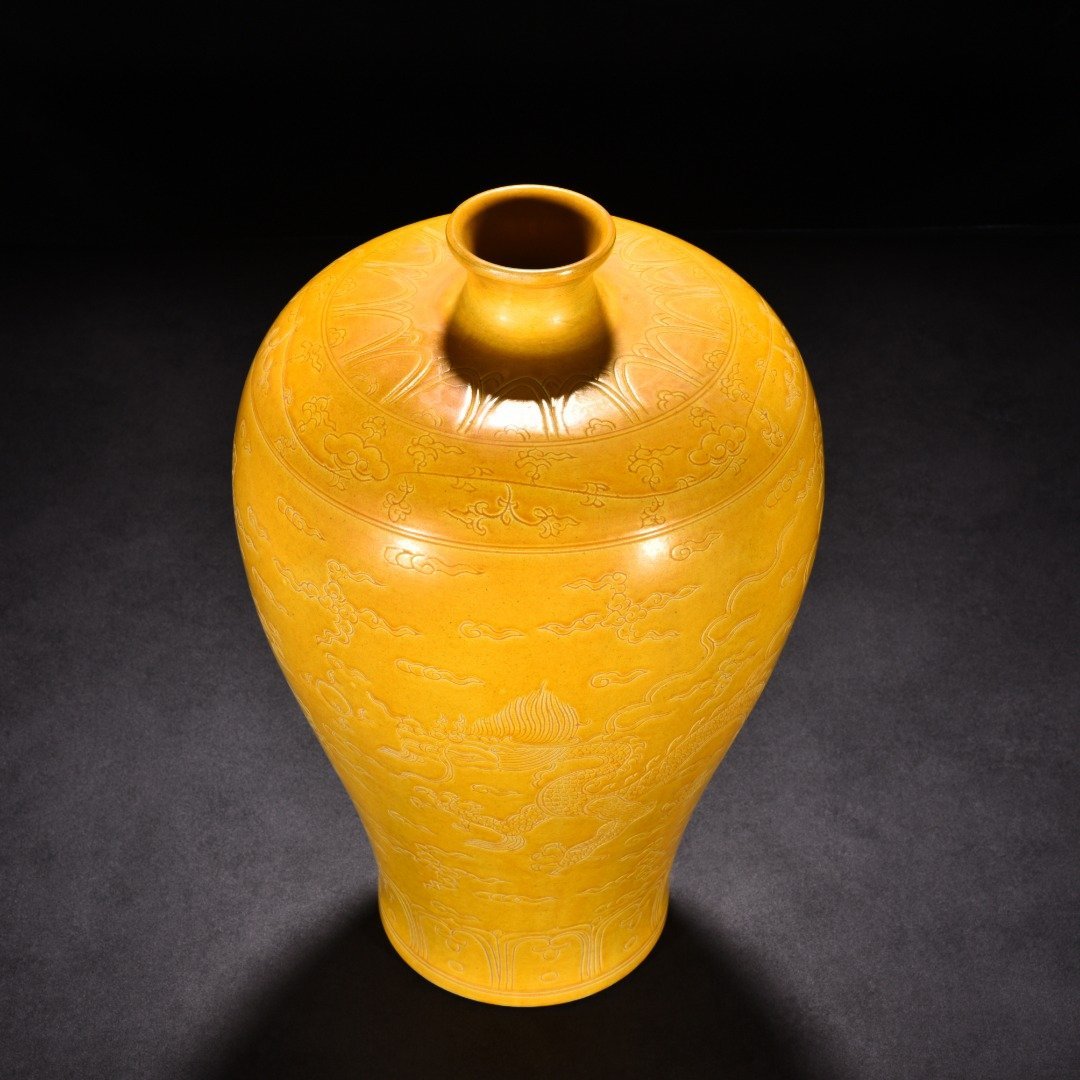 Ming Dynasty Hongzhi Meiping Vase with Delicate Yellow Glaze and Incised Dragon and Phoenix