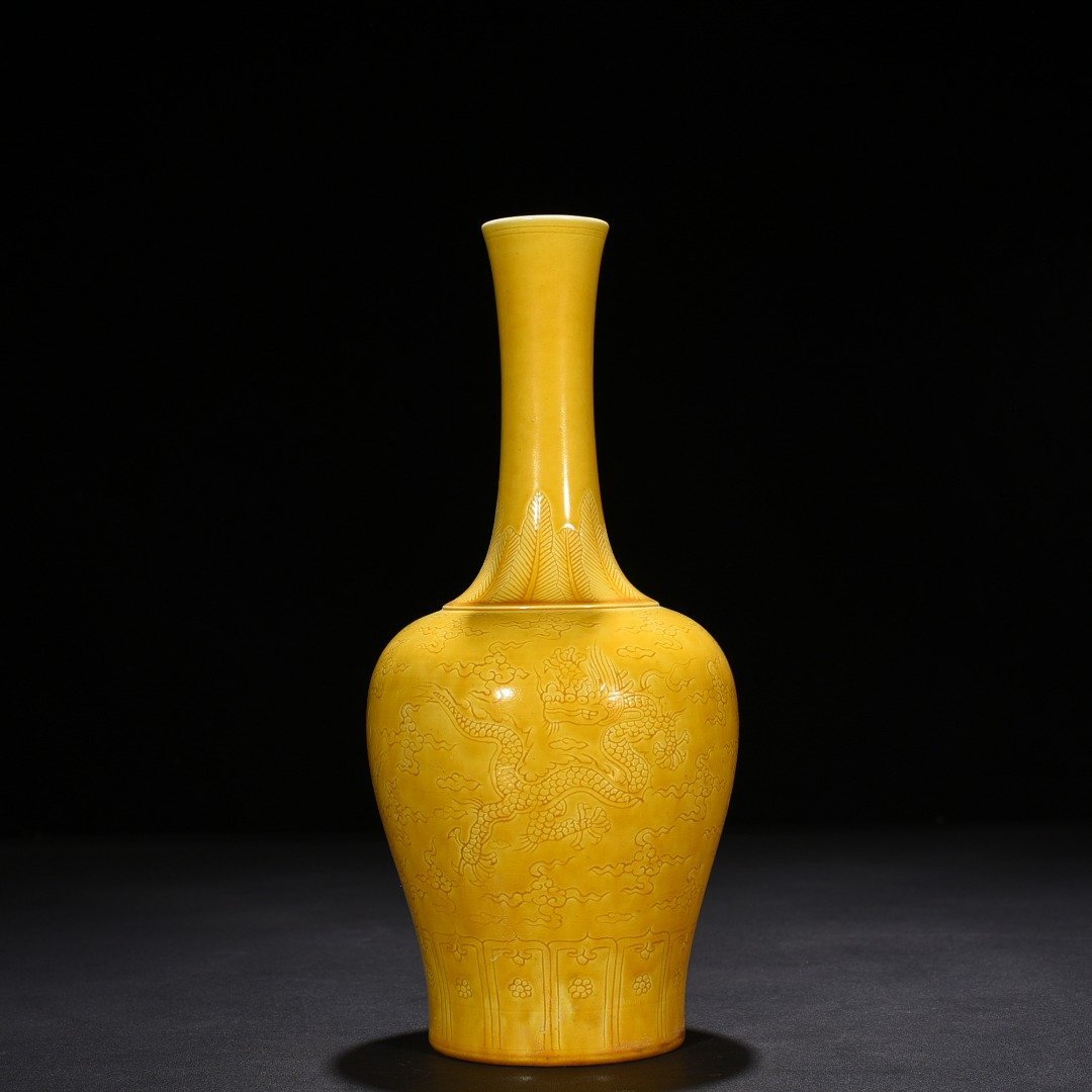 Ming Dynasty Hongzhi jiaoyellow glaze engraved dragon pattern rattle vase