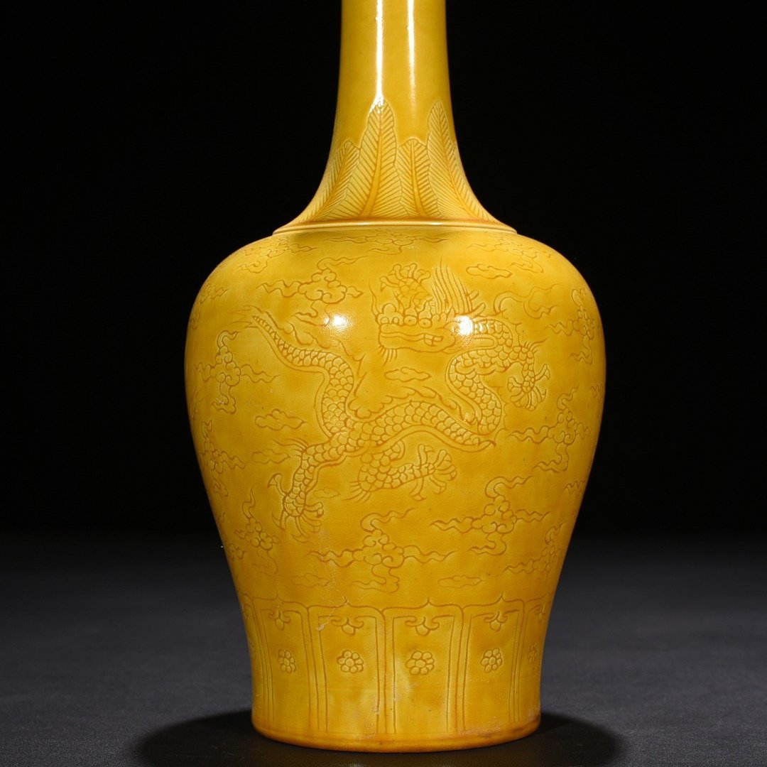 Ming Dynasty Hongzhi jiaoyellow glaze engraved dragon pattern rattle vase