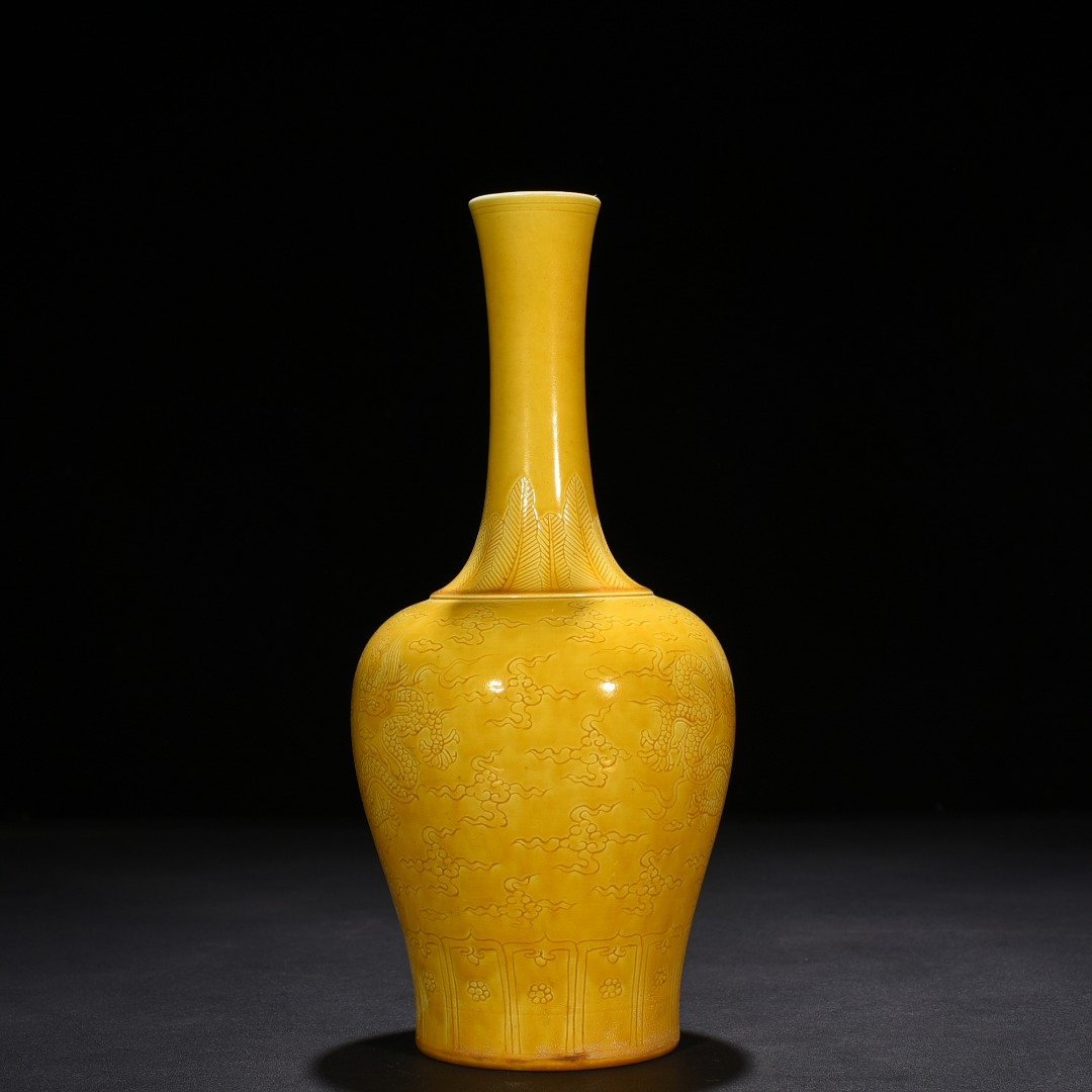 Ming Dynasty Hongzhi jiaoyellow glaze engraved dragon pattern rattle vase