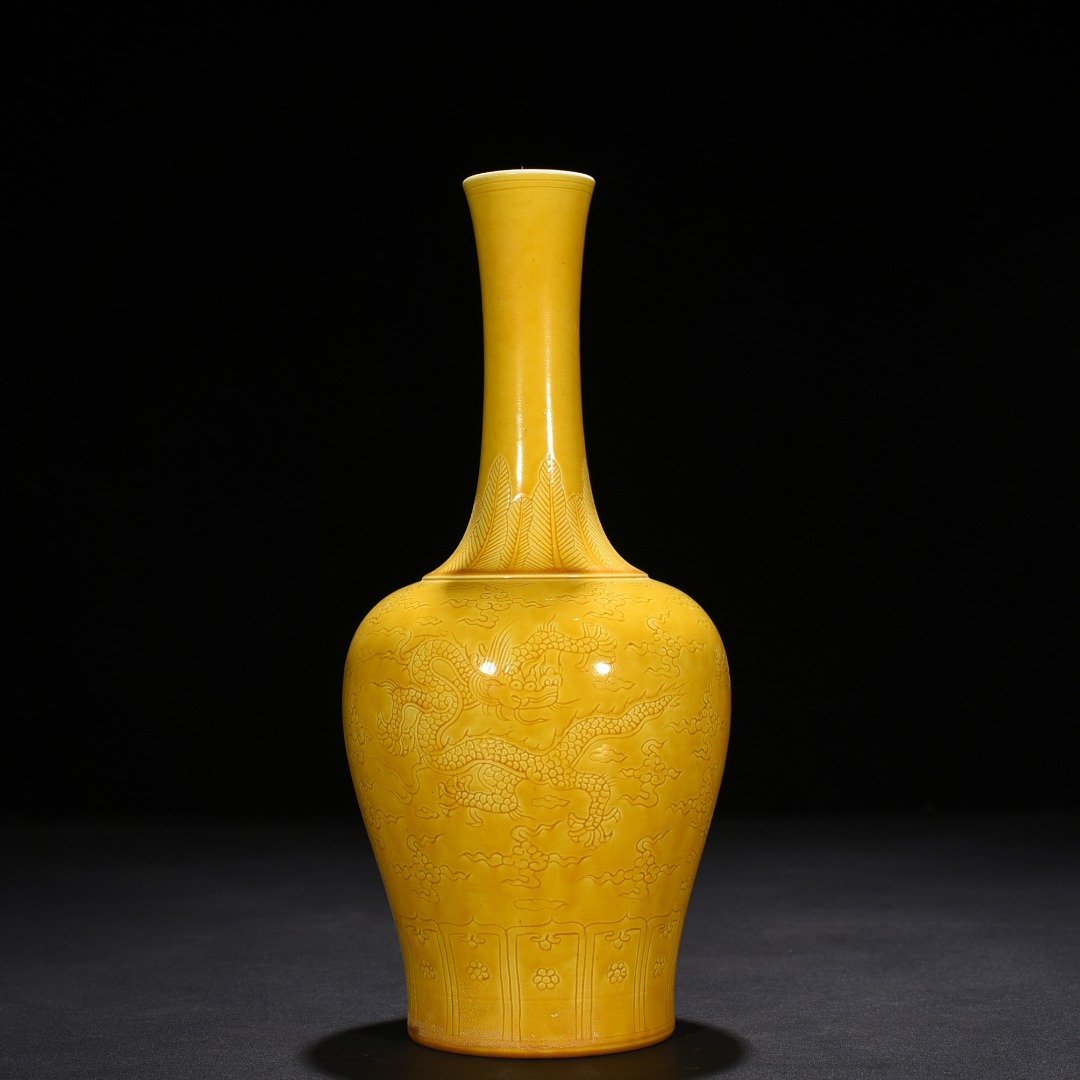 Ming Dynasty Hongzhi jiaoyellow glaze engraved dragon pattern rattle vase