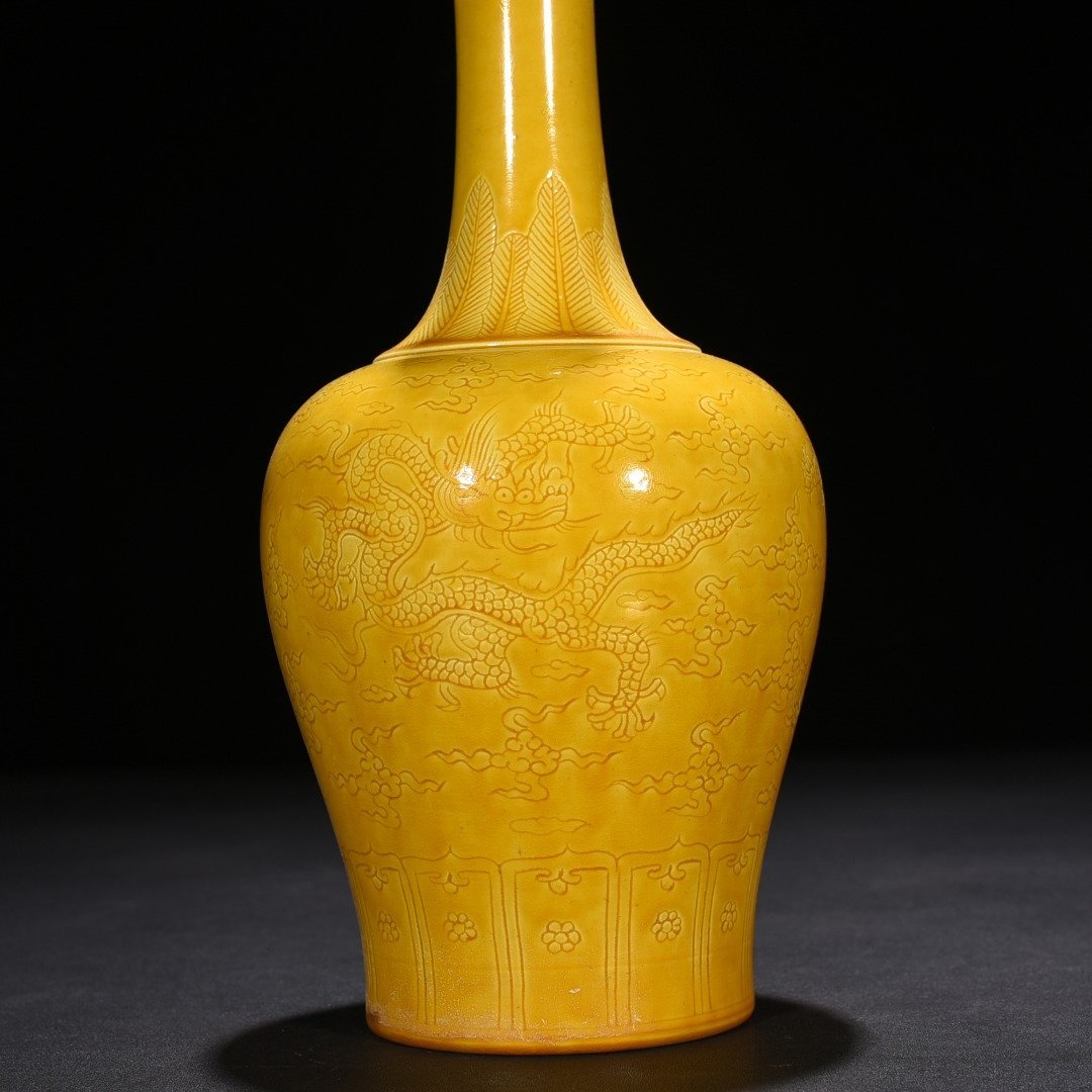Ming Dynasty Hongzhi jiaoyellow glaze engraved dragon pattern rattle vase