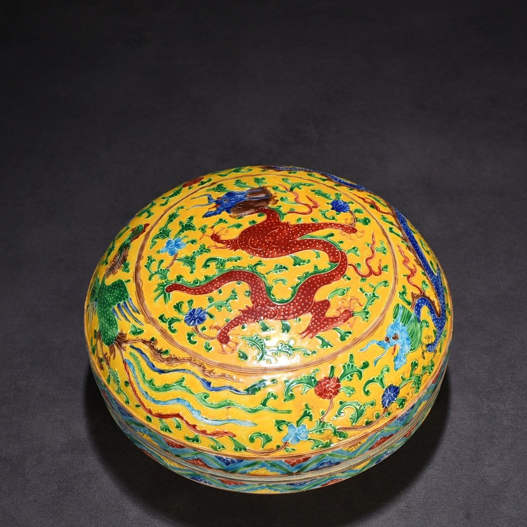 Ming Dynasty Hongzhi delicate yellow enamel fruit box with colorful dragon and phoenix