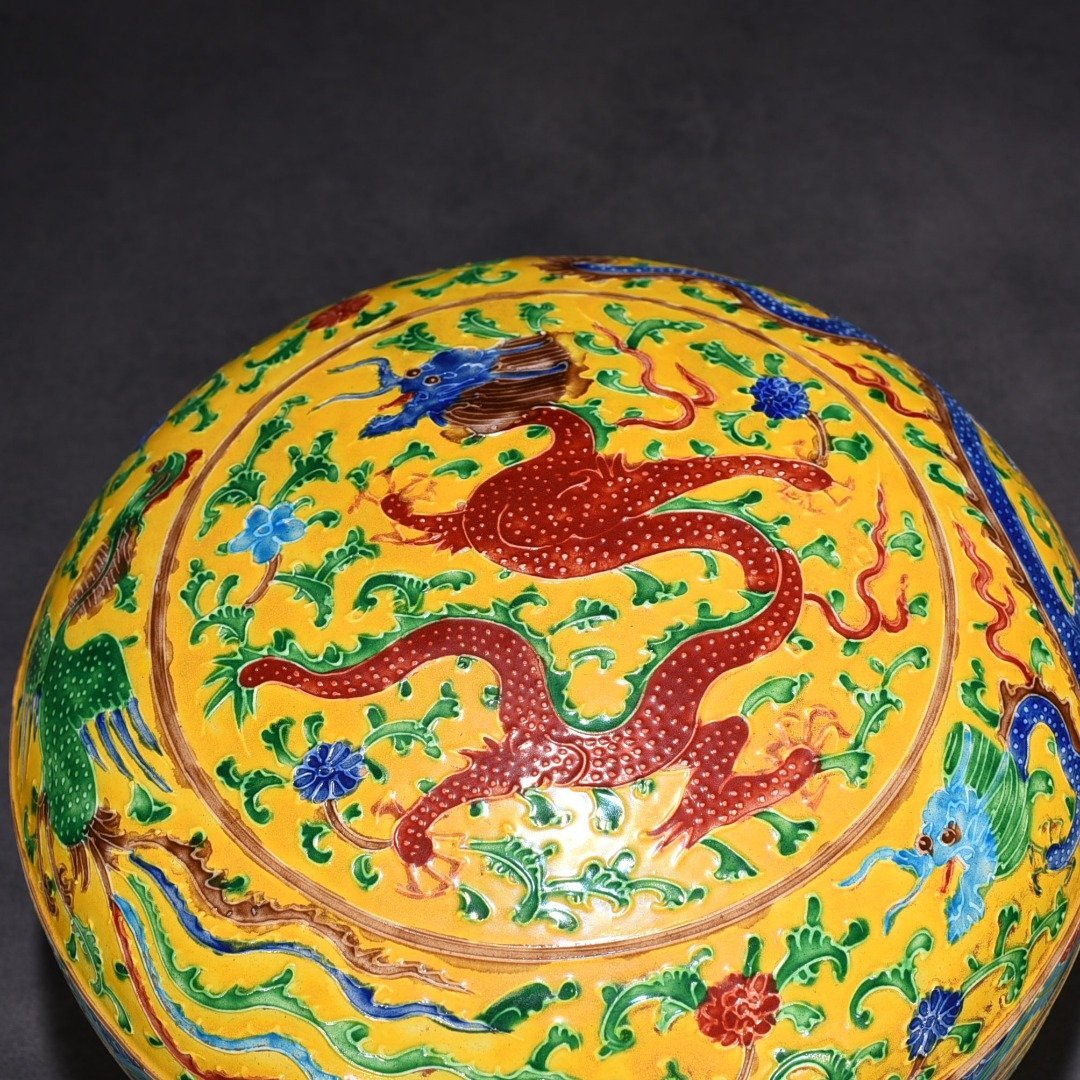 Ming Dynasty Hongzhi delicate yellow enamel fruit box with colorful dragon and phoenix