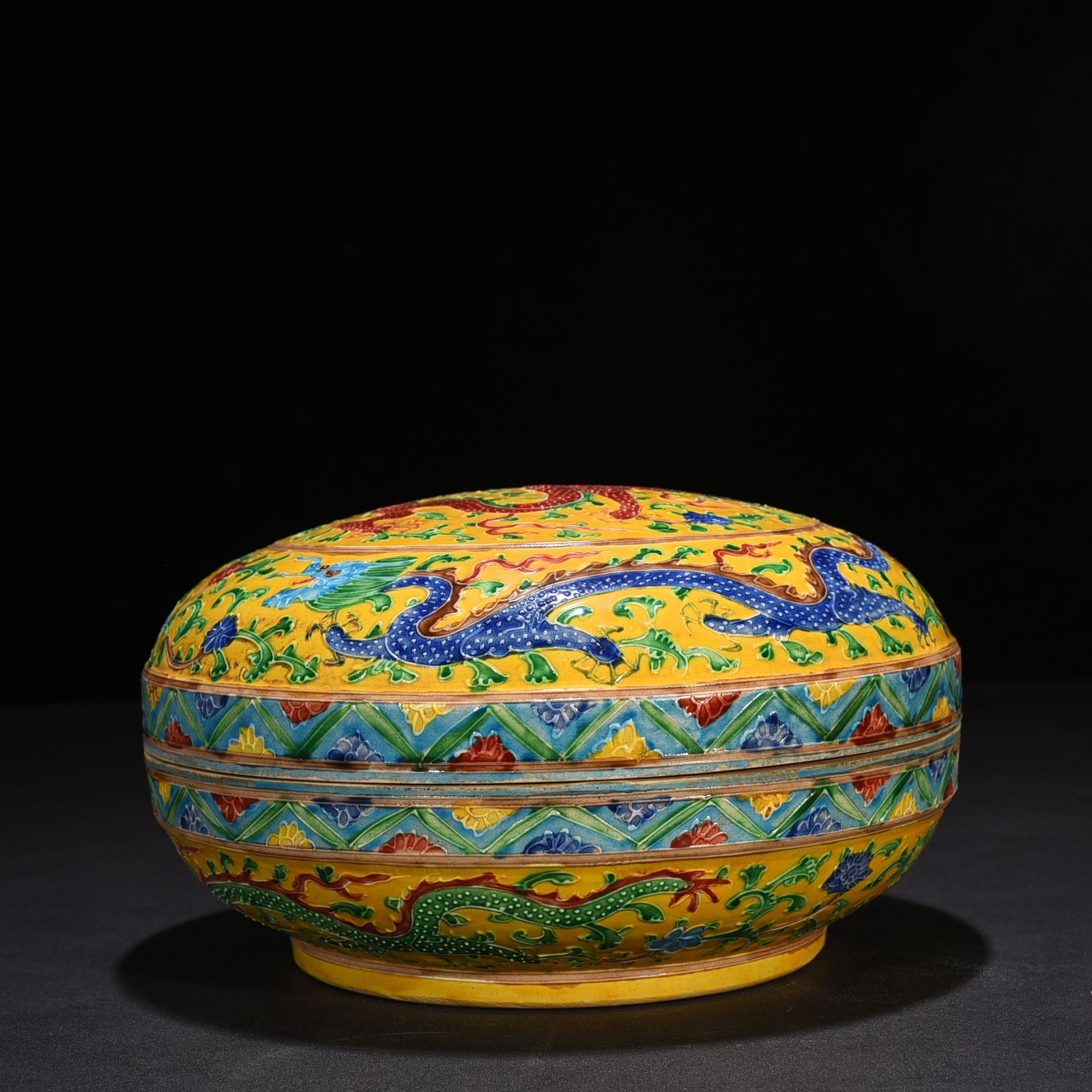 Ming Dynasty Hongzhi delicate yellow enamel fruit box with colorful dragon and phoenix