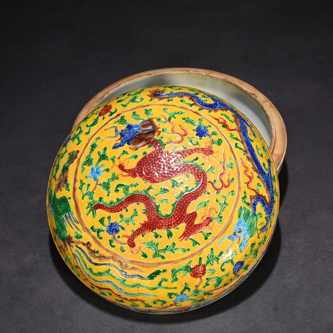Ming Dynasty Hongzhi delicate yellow enamel fruit box with colorful dragon and phoenix