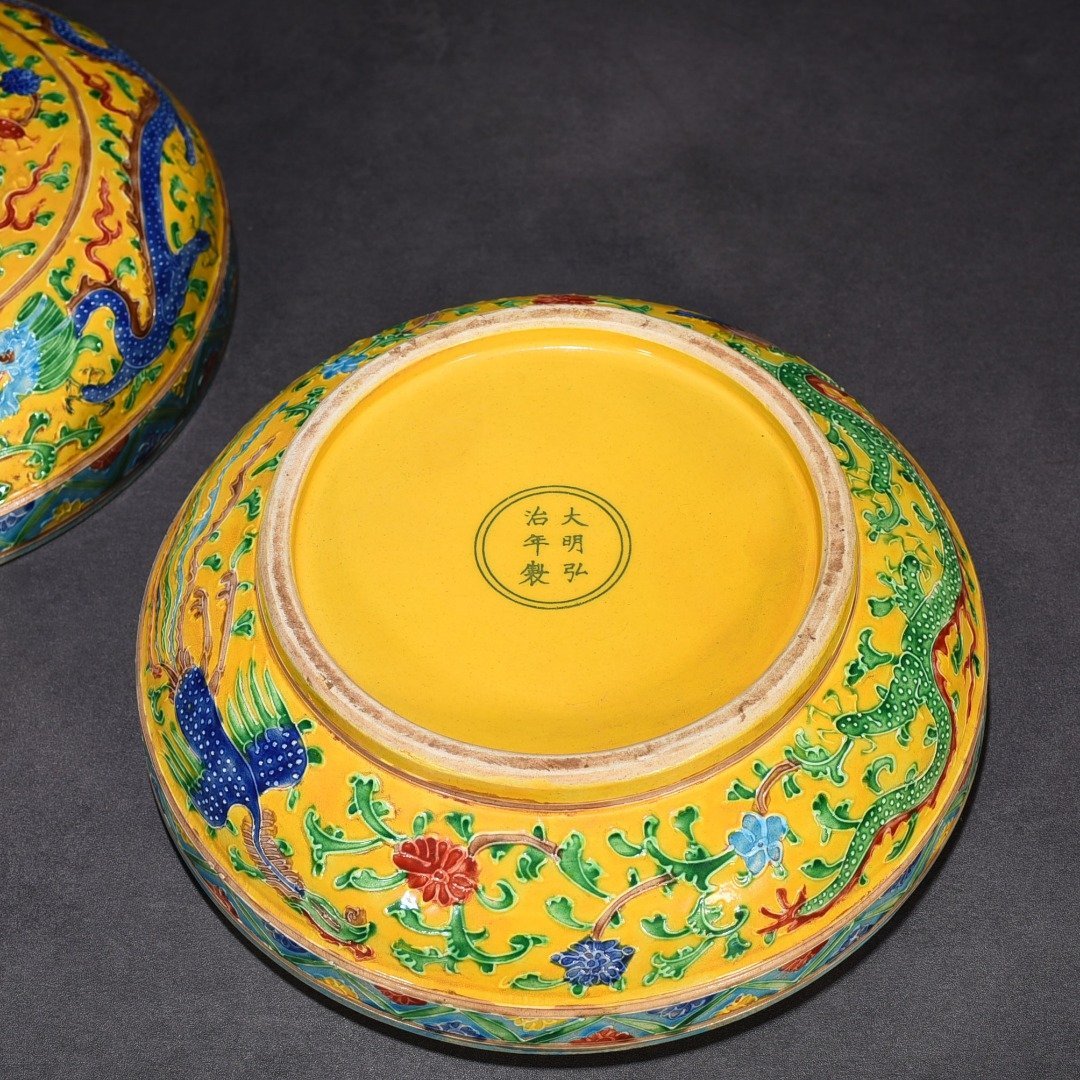 Ming Dynasty Hongzhi delicate yellow enamel fruit box with colorful dragon and phoenix