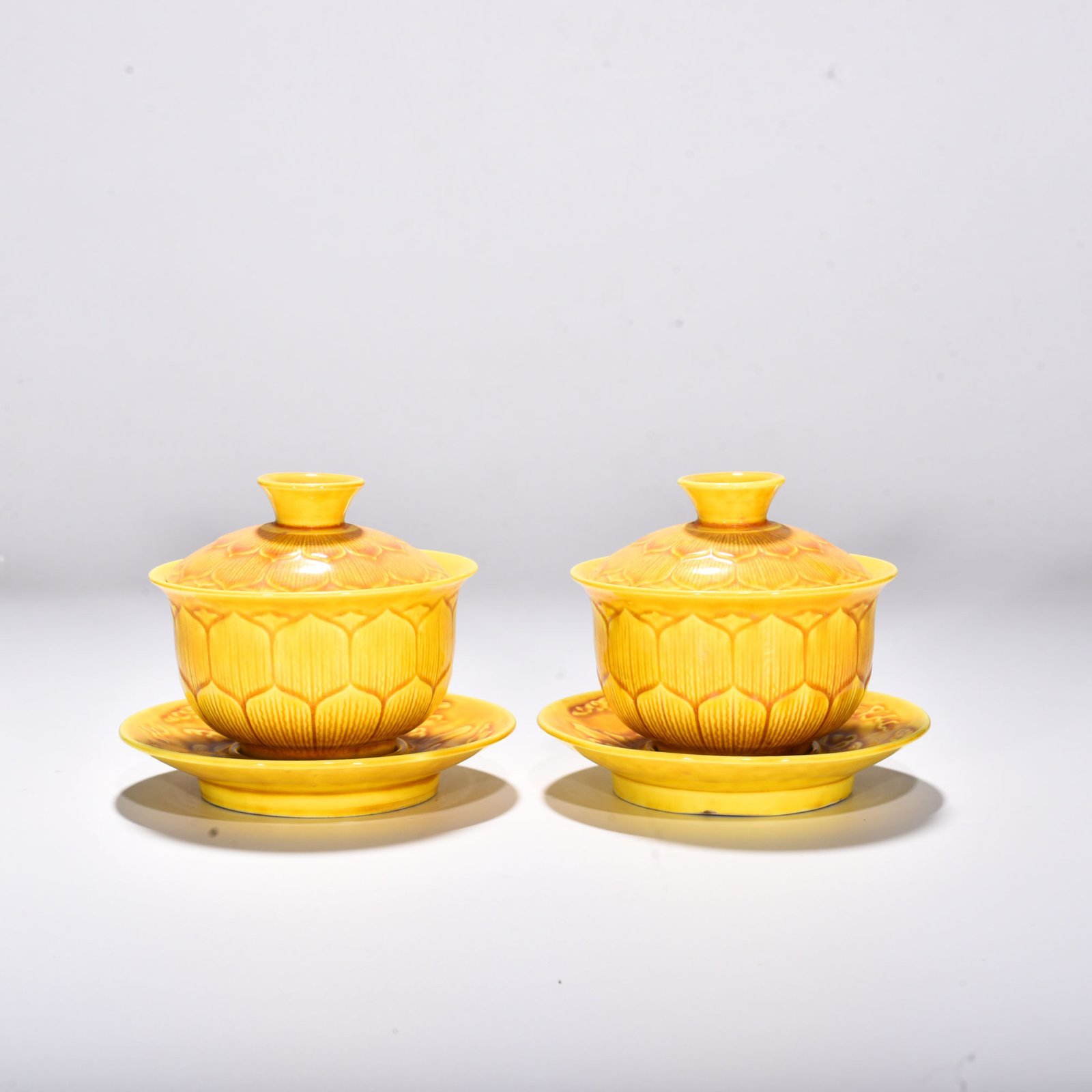 Ming Dynasty Hongzhi delicate yellow glaze lotus petal pattern three-cai bowl