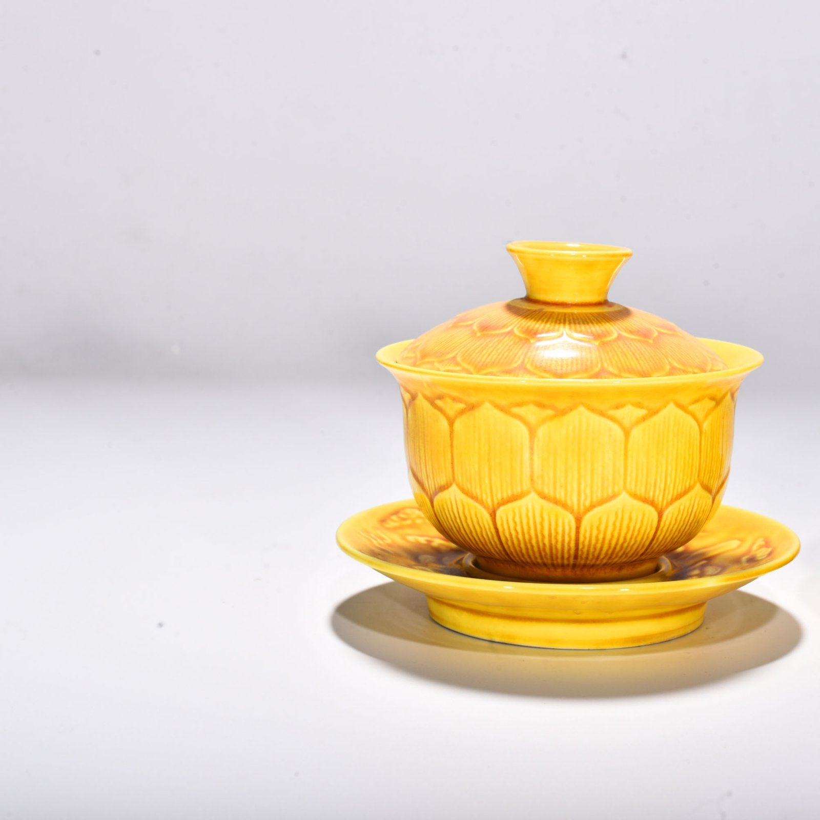 Ming Dynasty Hongzhi delicate yellow glaze lotus petal pattern three-cai bowl