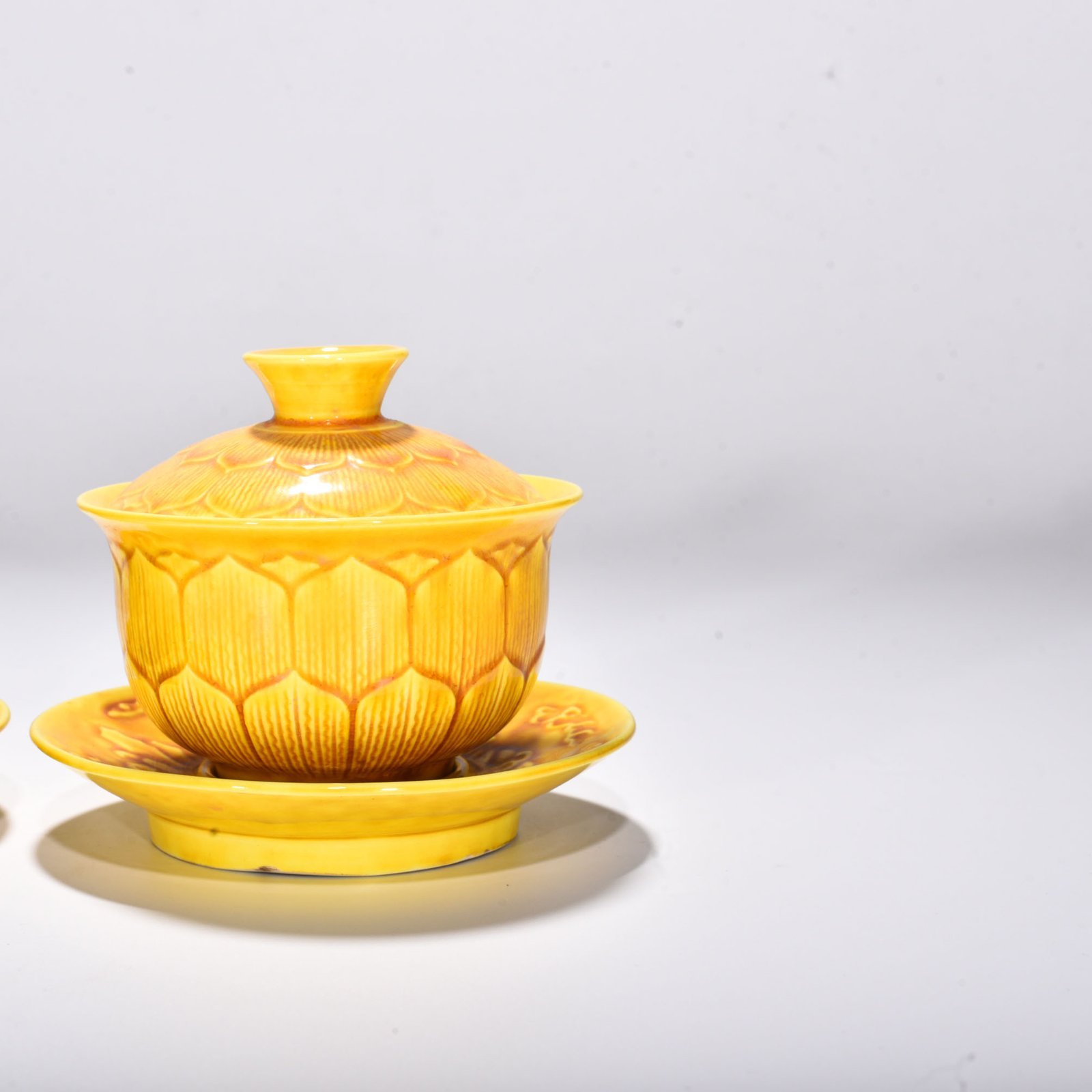Ming Dynasty Hongzhi delicate yellow glaze lotus petal pattern three-cai bowl