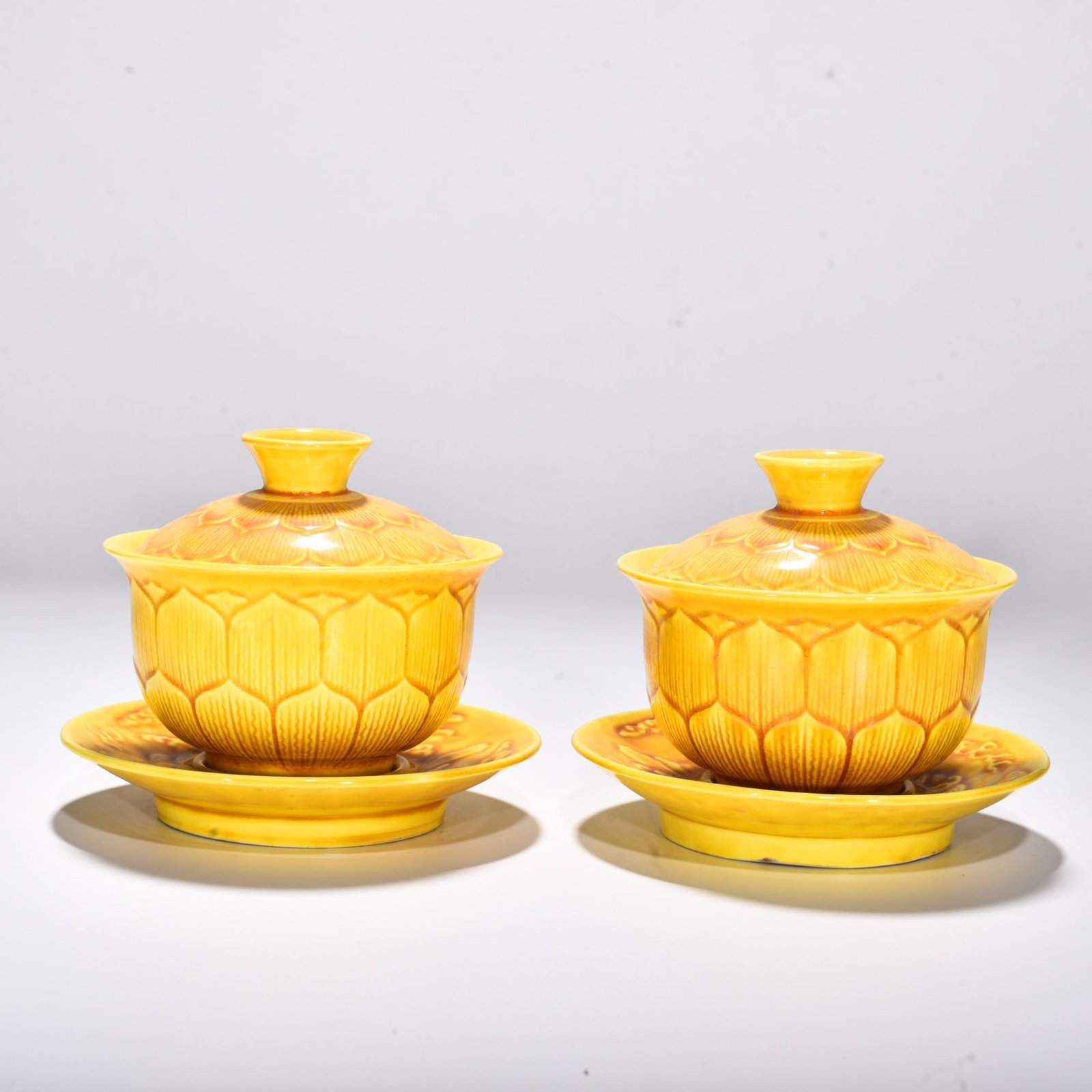 Ming Dynasty Hongzhi delicate yellow glaze lotus petal pattern three-cai bowl