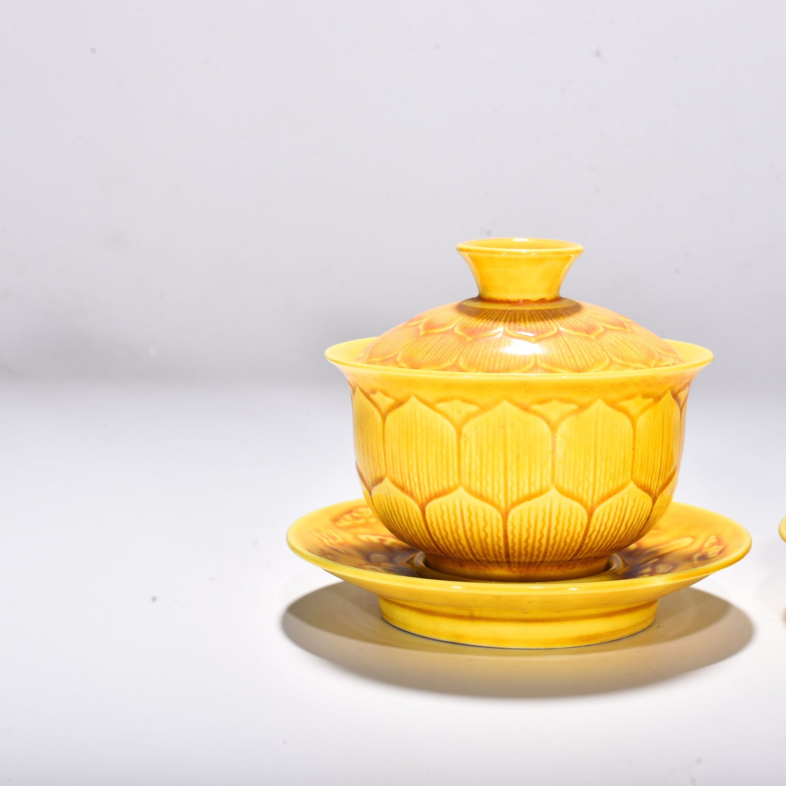 Ming Dynasty Hongzhi delicate yellow glaze lotus petal pattern three-cai bowl
