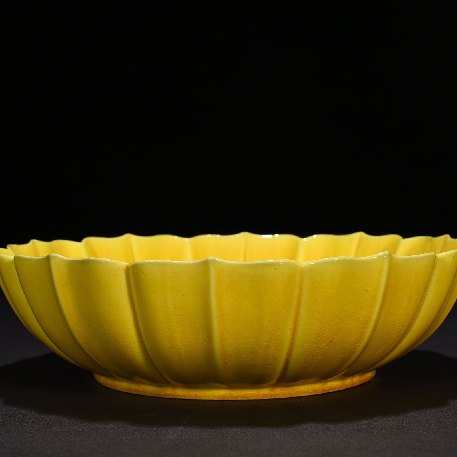 Ming Dynasty Hongzhi delicate yellow glaze lotus bowl