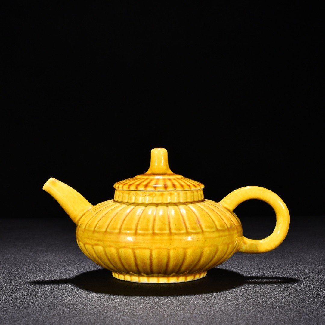 Ming Dynasty Hongzhi delicate yellow glaze chrysanthemum petal teapot