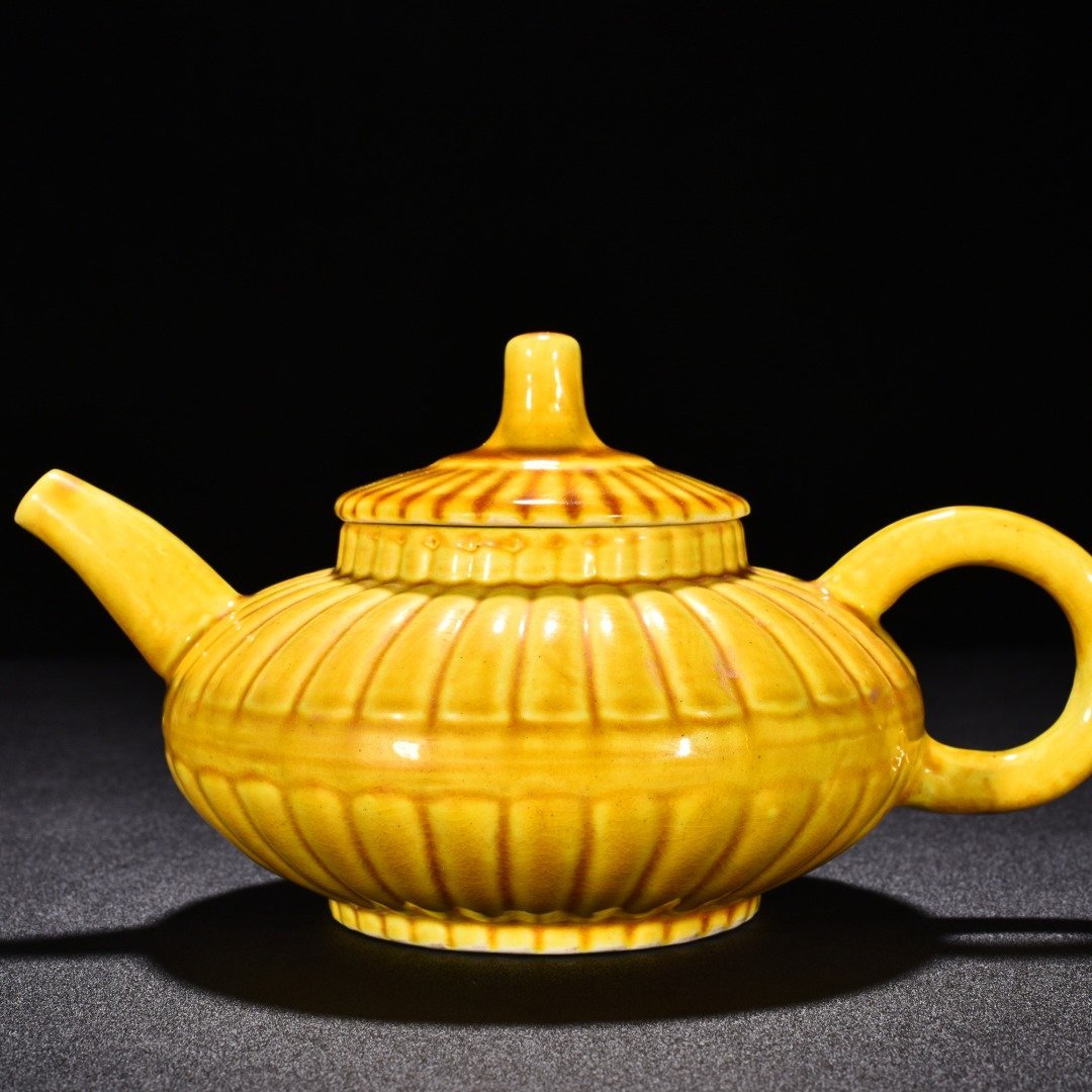 Ming Dynasty Hongzhi delicate yellow glaze chrysanthemum petal teapot