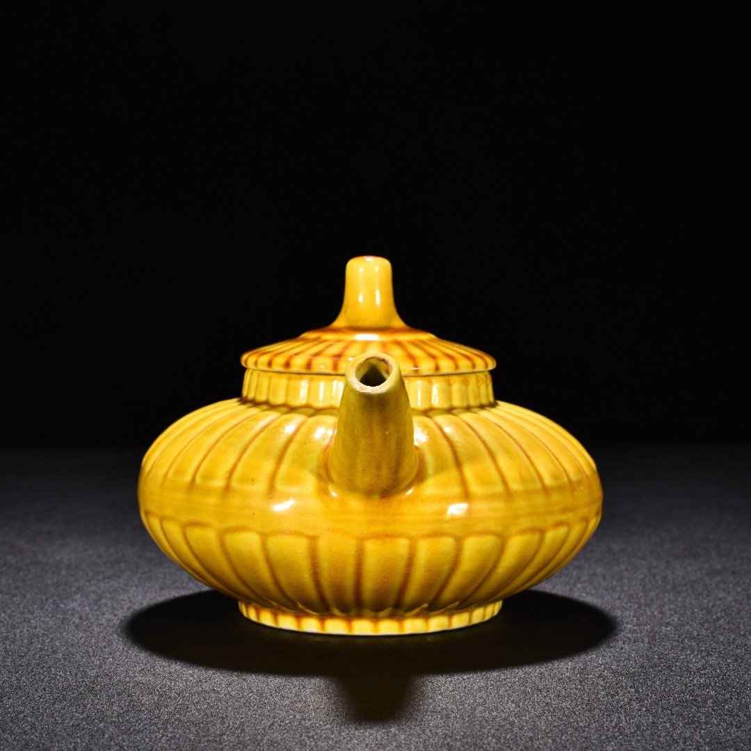 Ming Dynasty Hongzhi delicate yellow glaze chrysanthemum petal teapot