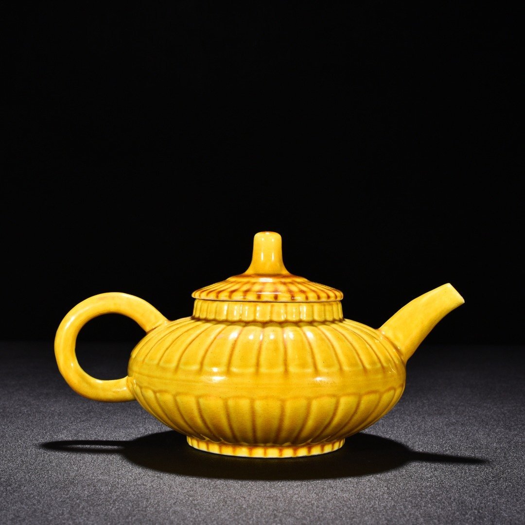 Ming Dynasty Hongzhi delicate yellow glaze chrysanthemum petal teapot