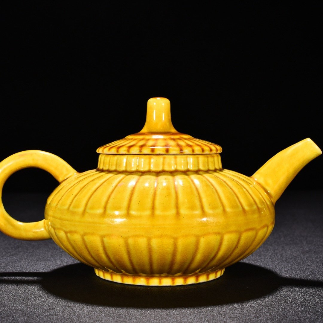 Ming Dynasty Hongzhi delicate yellow glaze chrysanthemum petal teapot