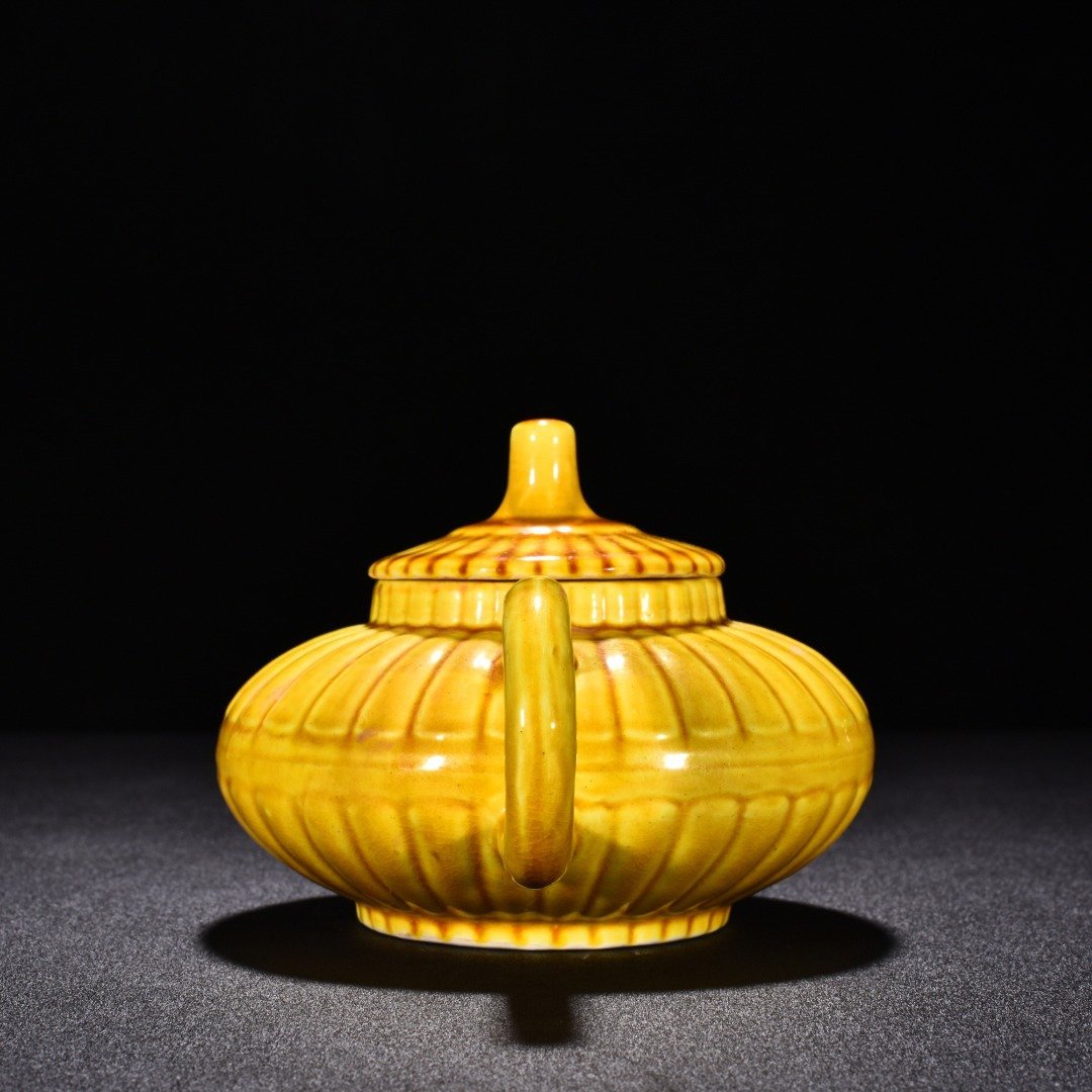 Ming Dynasty Hongzhi delicate yellow glaze chrysanthemum petal teapot