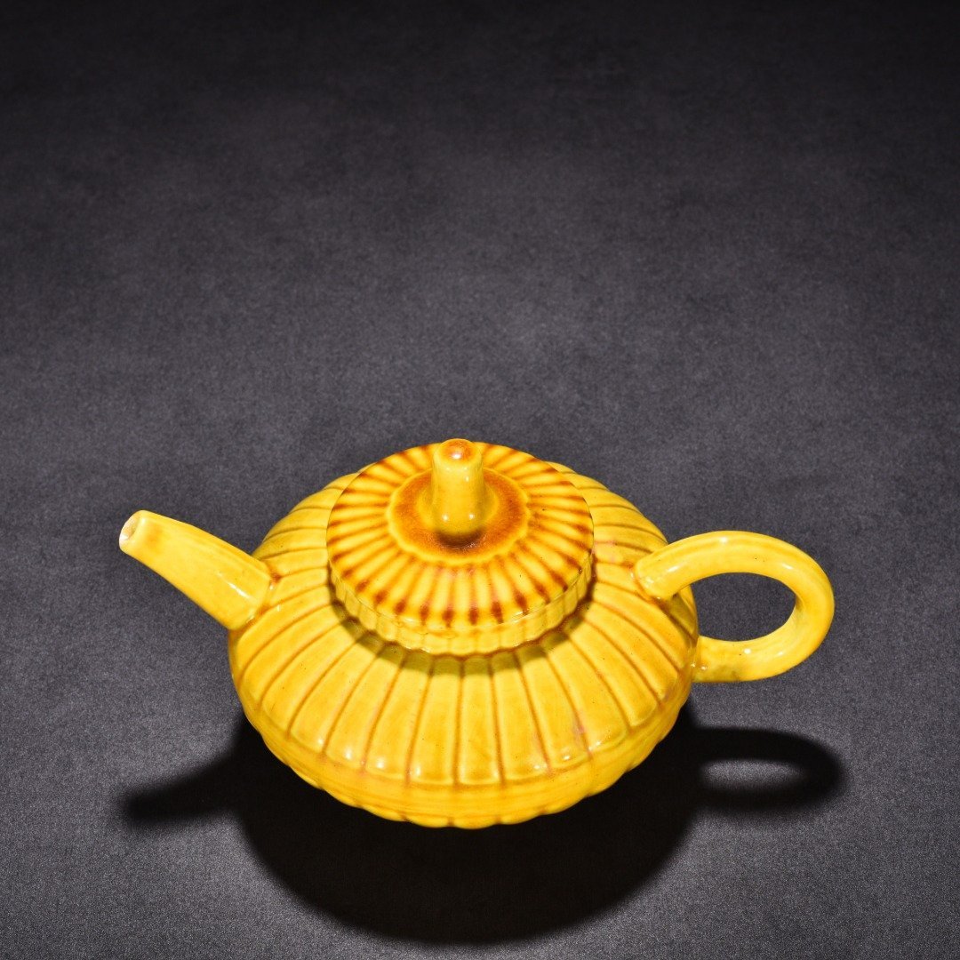 Ming Dynasty Hongzhi delicate yellow glaze chrysanthemum petal teapot