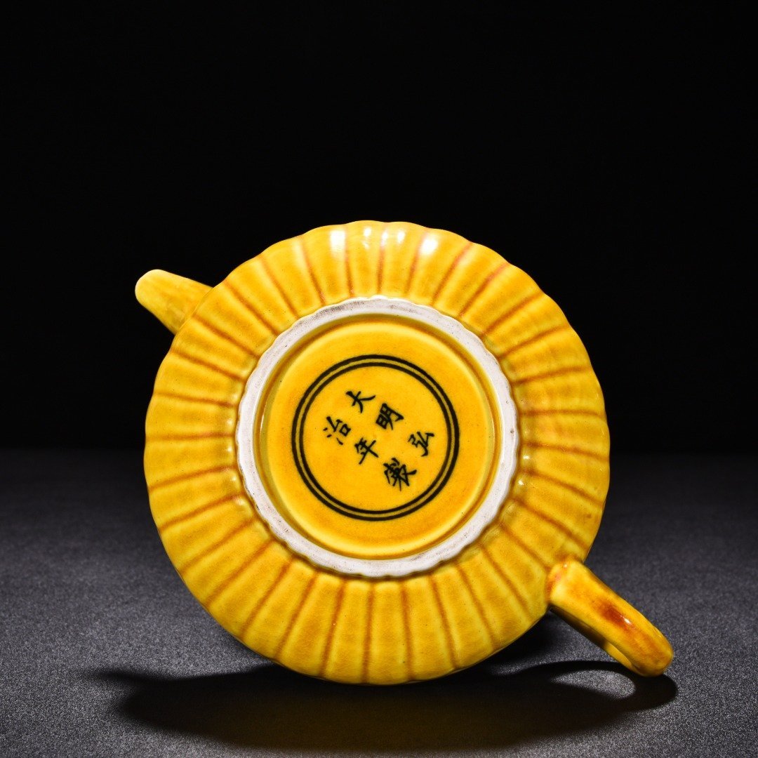 Ming Dynasty Hongzhi delicate yellow glaze chrysanthemum petal teapot