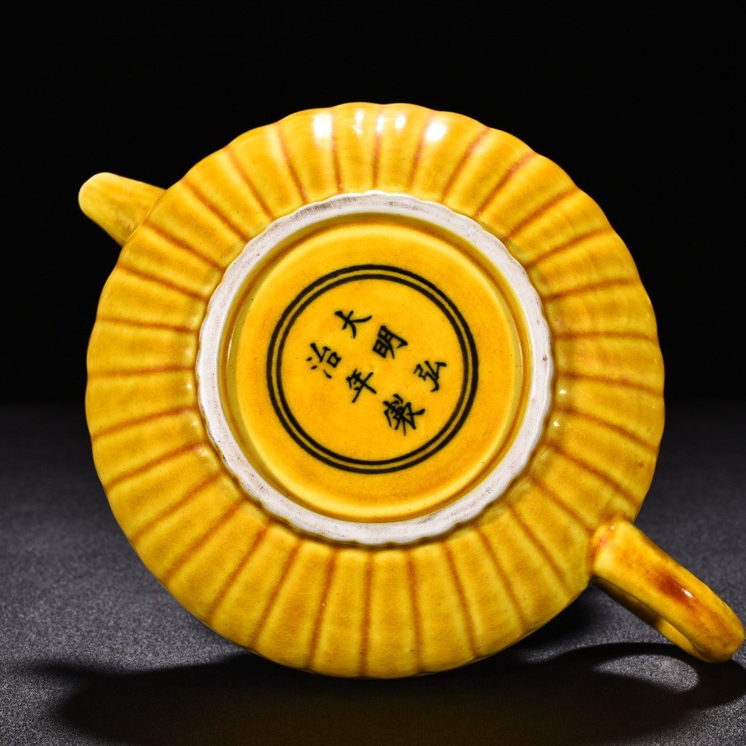 Ming Dynasty Hongzhi delicate yellow glaze chrysanthemum petal teapot