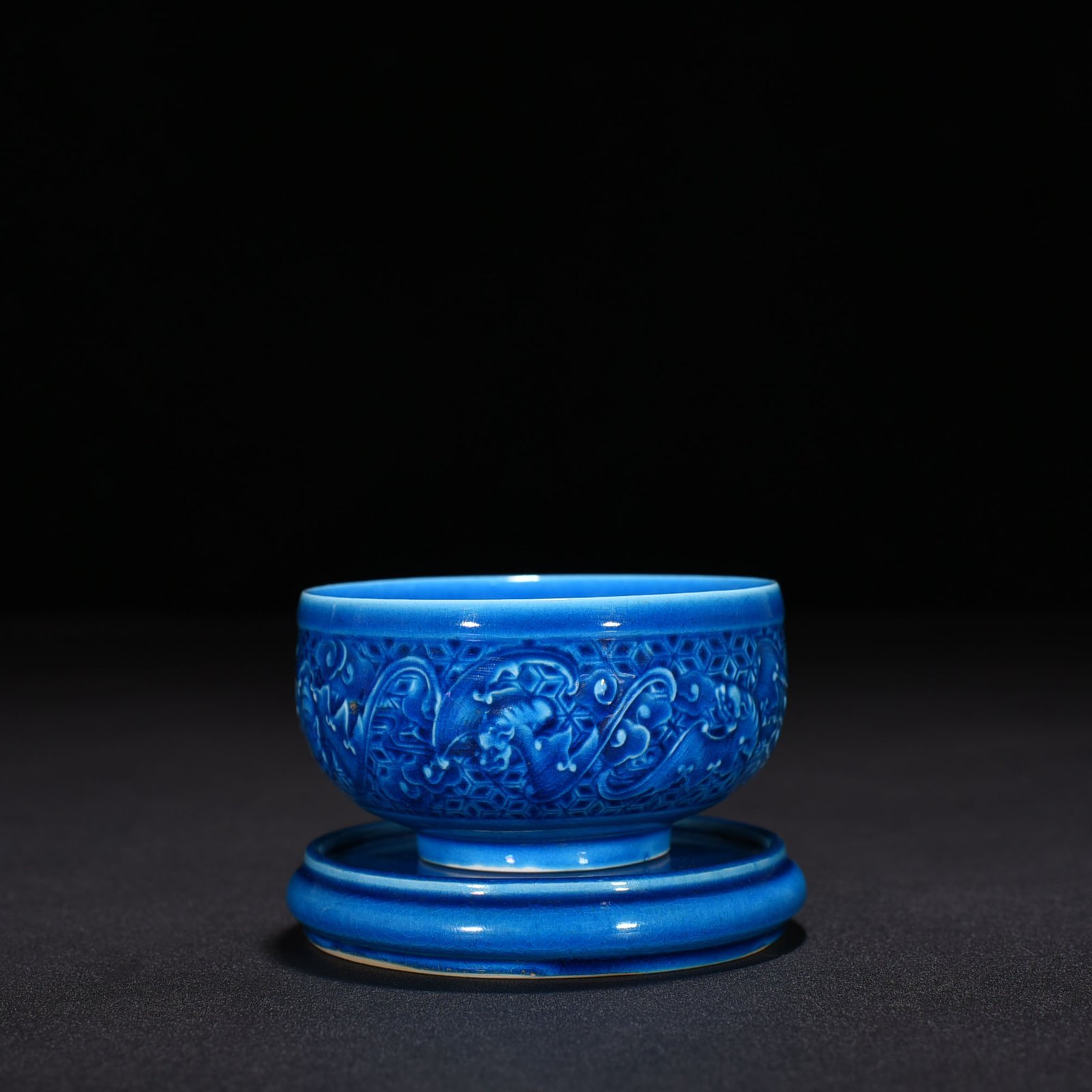 Ming Dynasty Hongzhi peacock blue glaze Wufu Xiangyun Cup