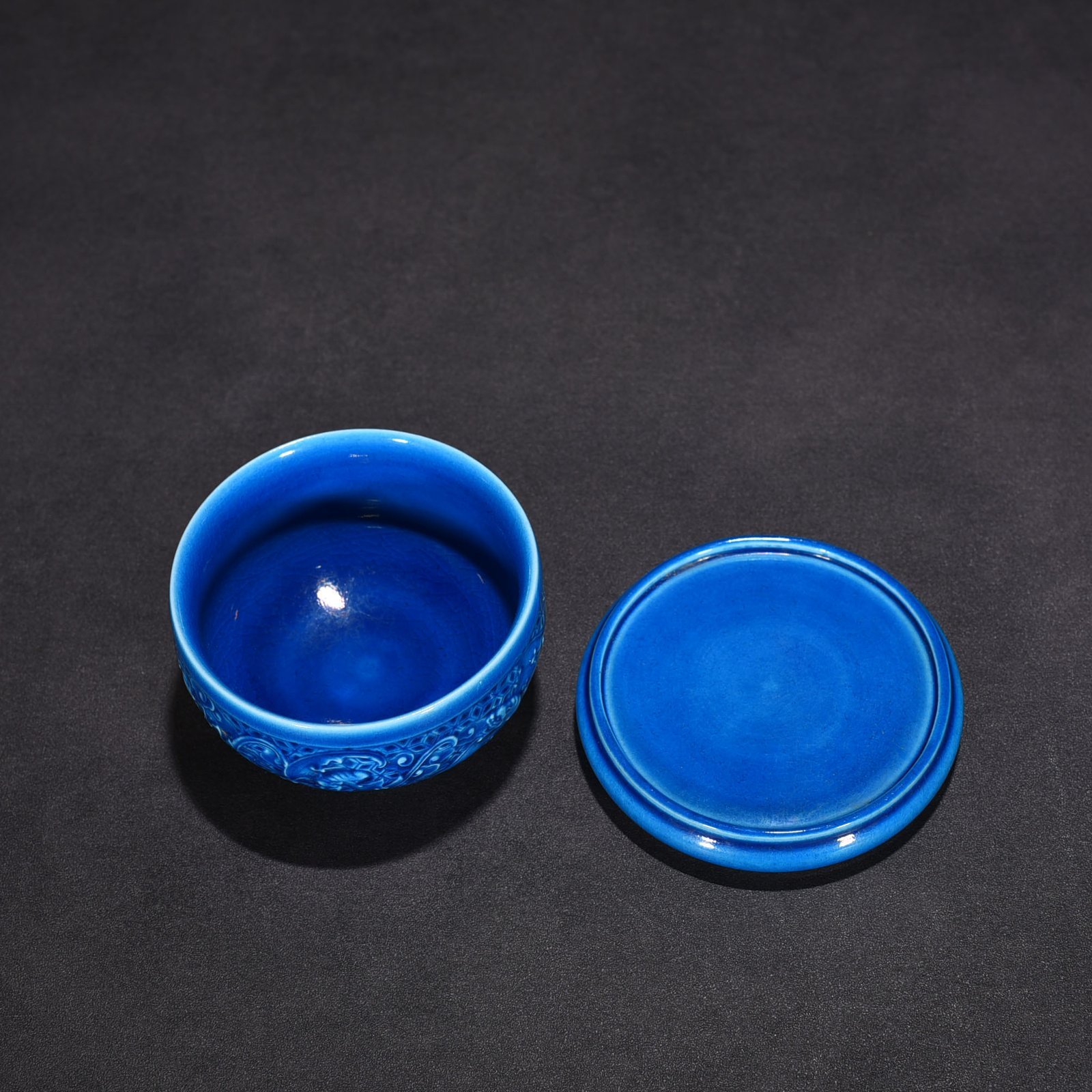 Ming Dynasty Hongzhi peacock blue glaze Wufu Xiangyun Cup