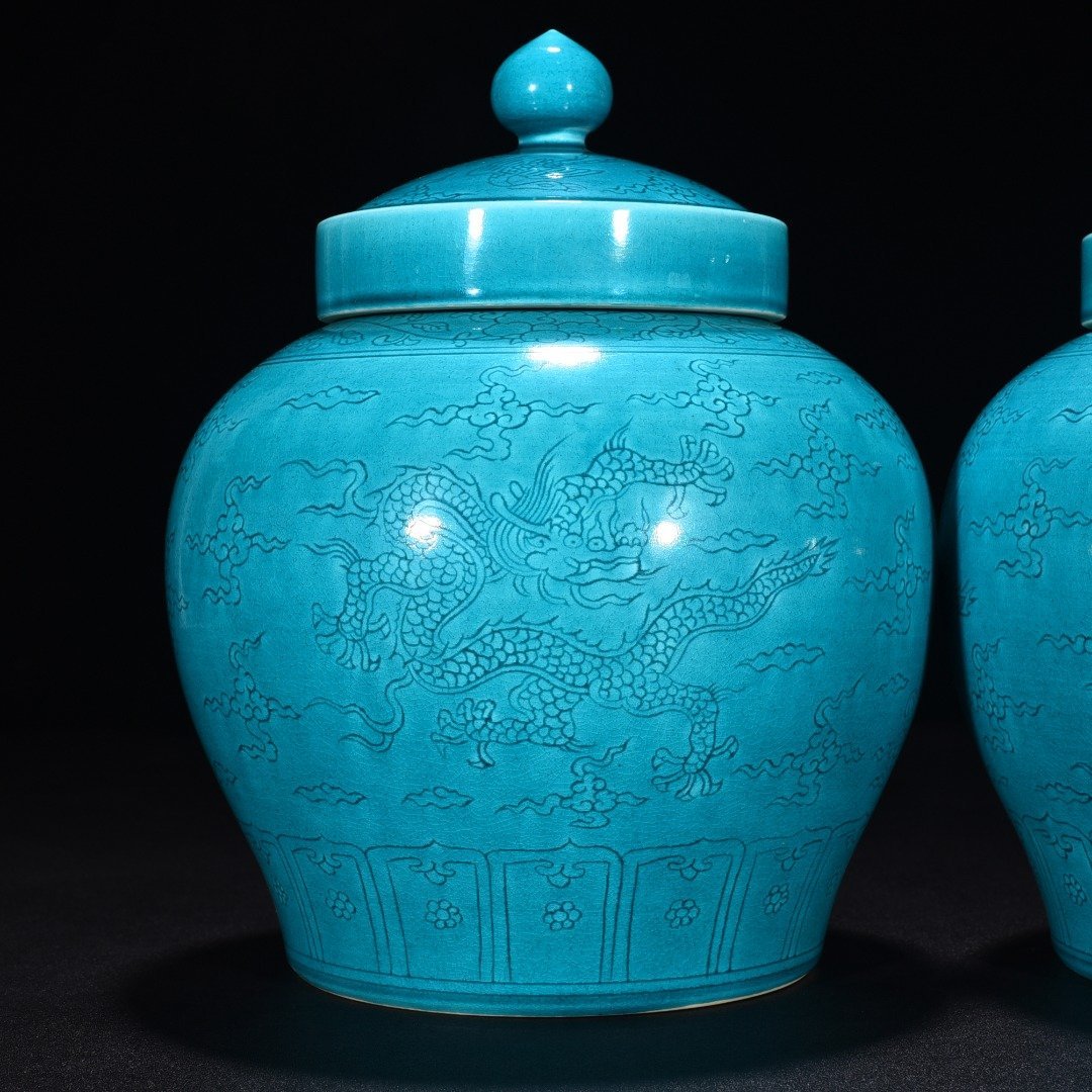 Ming Dynasty Hongzhi peacock blue glaze engraved cloud and dragon pattern lid jar