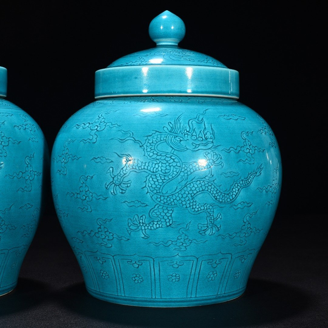 Ming Dynasty Hongzhi peacock blue glaze engraved cloud and dragon pattern lid jar