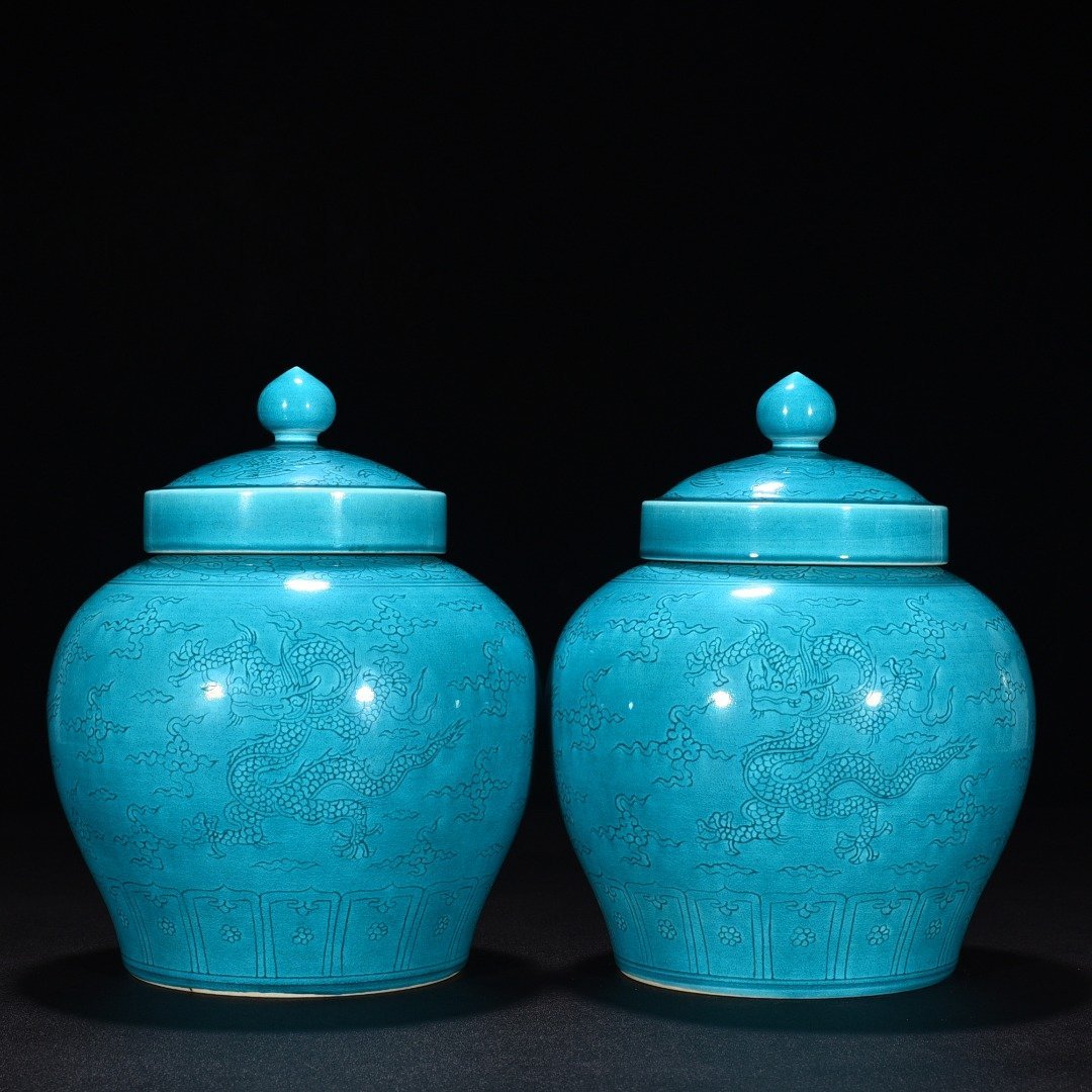 Ming Dynasty Hongzhi peacock blue glaze engraved cloud and dragon pattern lid jar