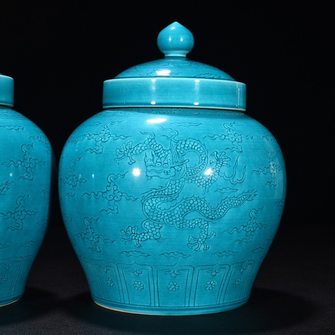 Ming Dynasty Hongzhi peacock blue glaze engraved cloud and dragon pattern lid jar