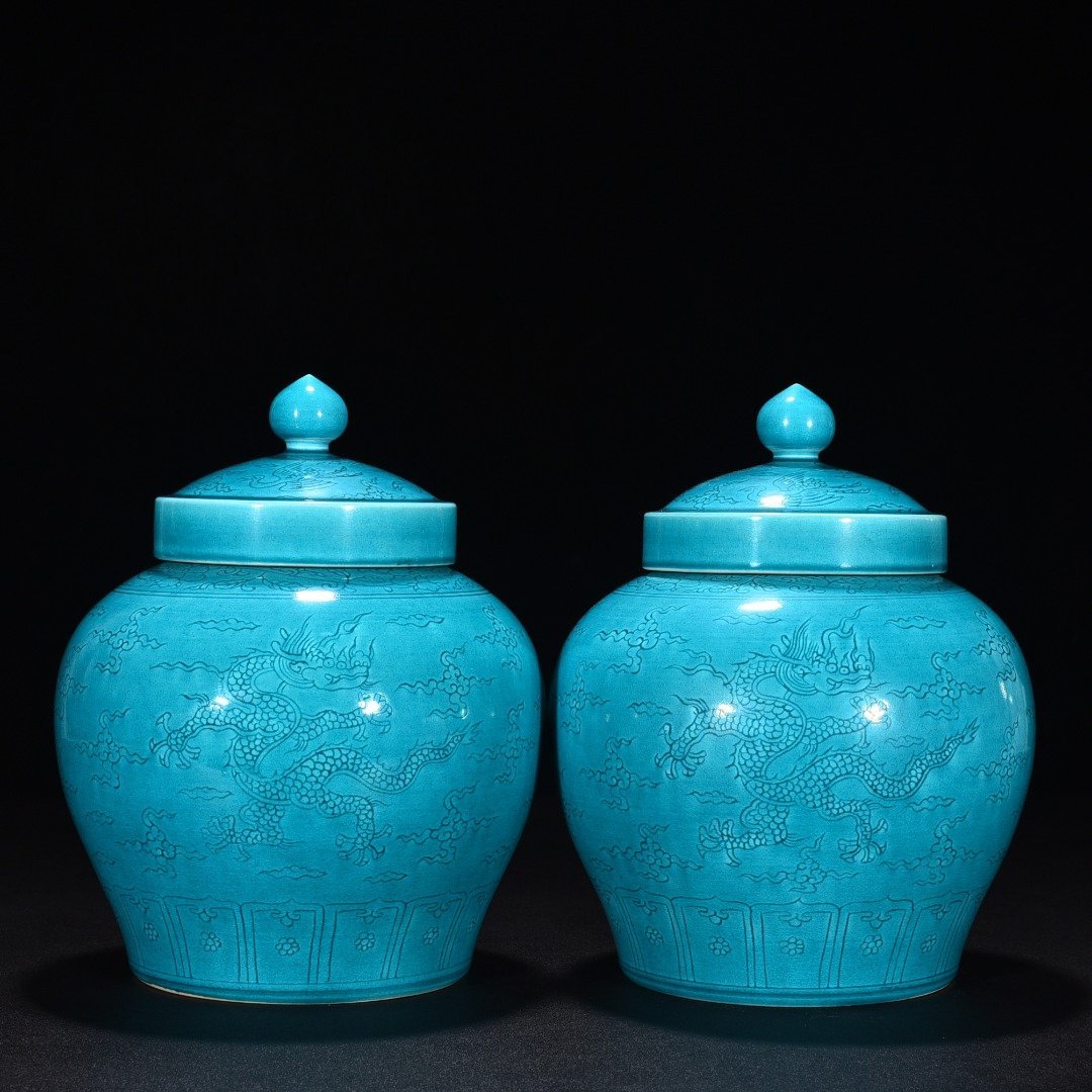 Ming Dynasty Hongzhi peacock blue glaze engraved cloud and dragon pattern lid jar