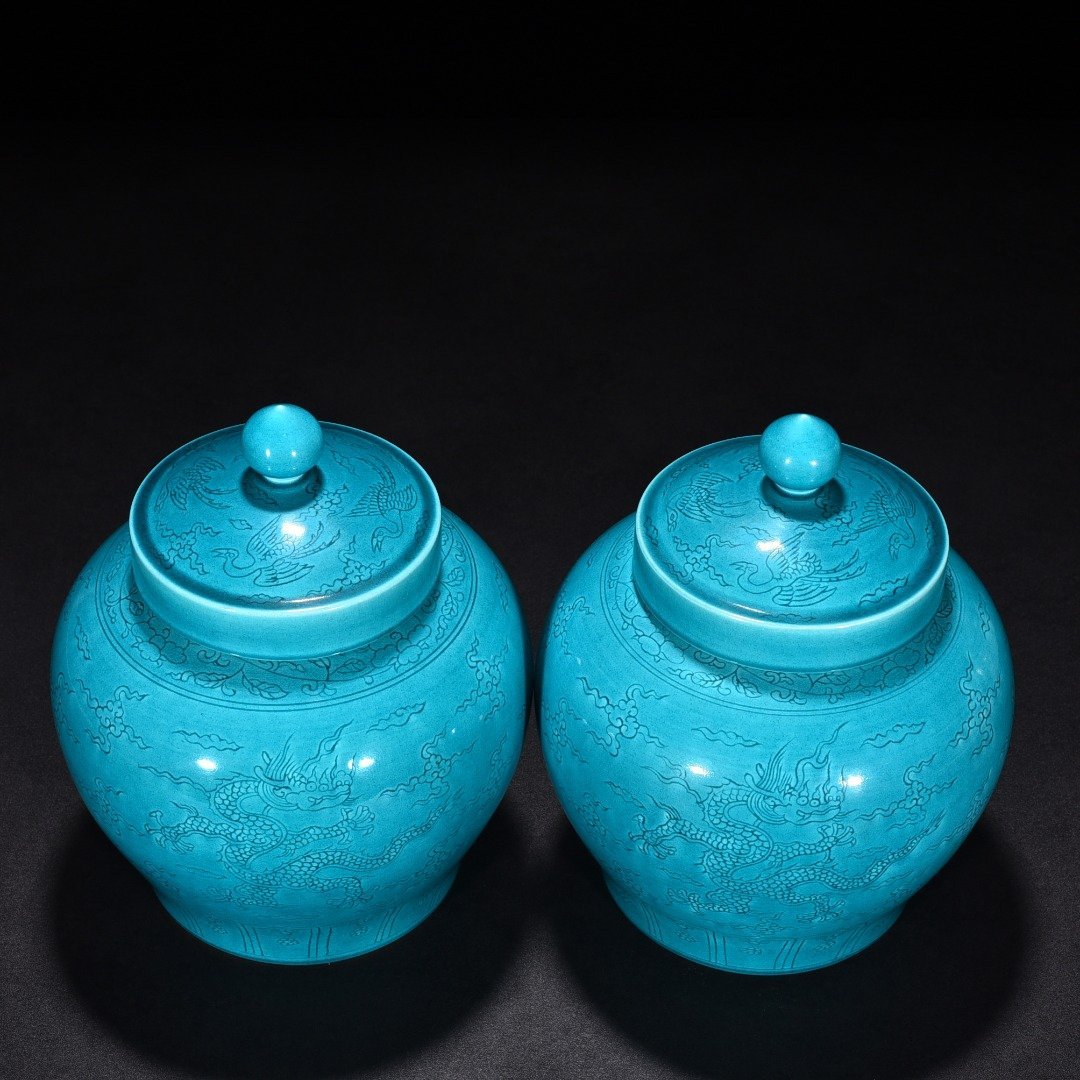 Ming Dynasty Hongzhi peacock blue glaze engraved cloud and dragon pattern lid jar
