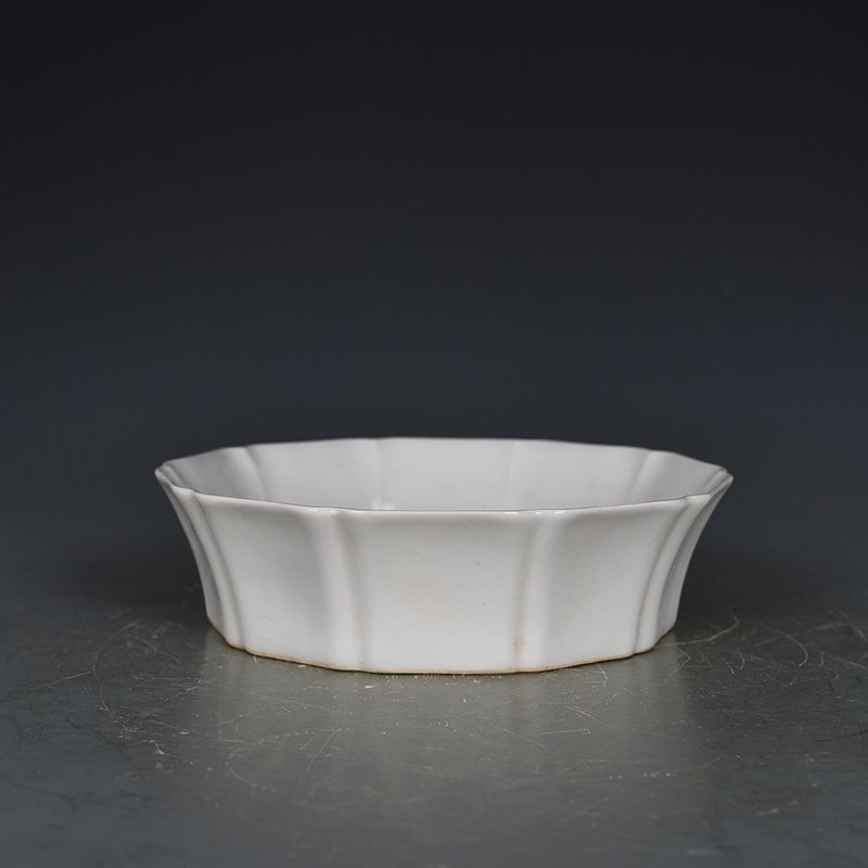 Ming Dynasty Hongzhi White-Glazed Mallow-Shaped Washer with Incised Green Dragon