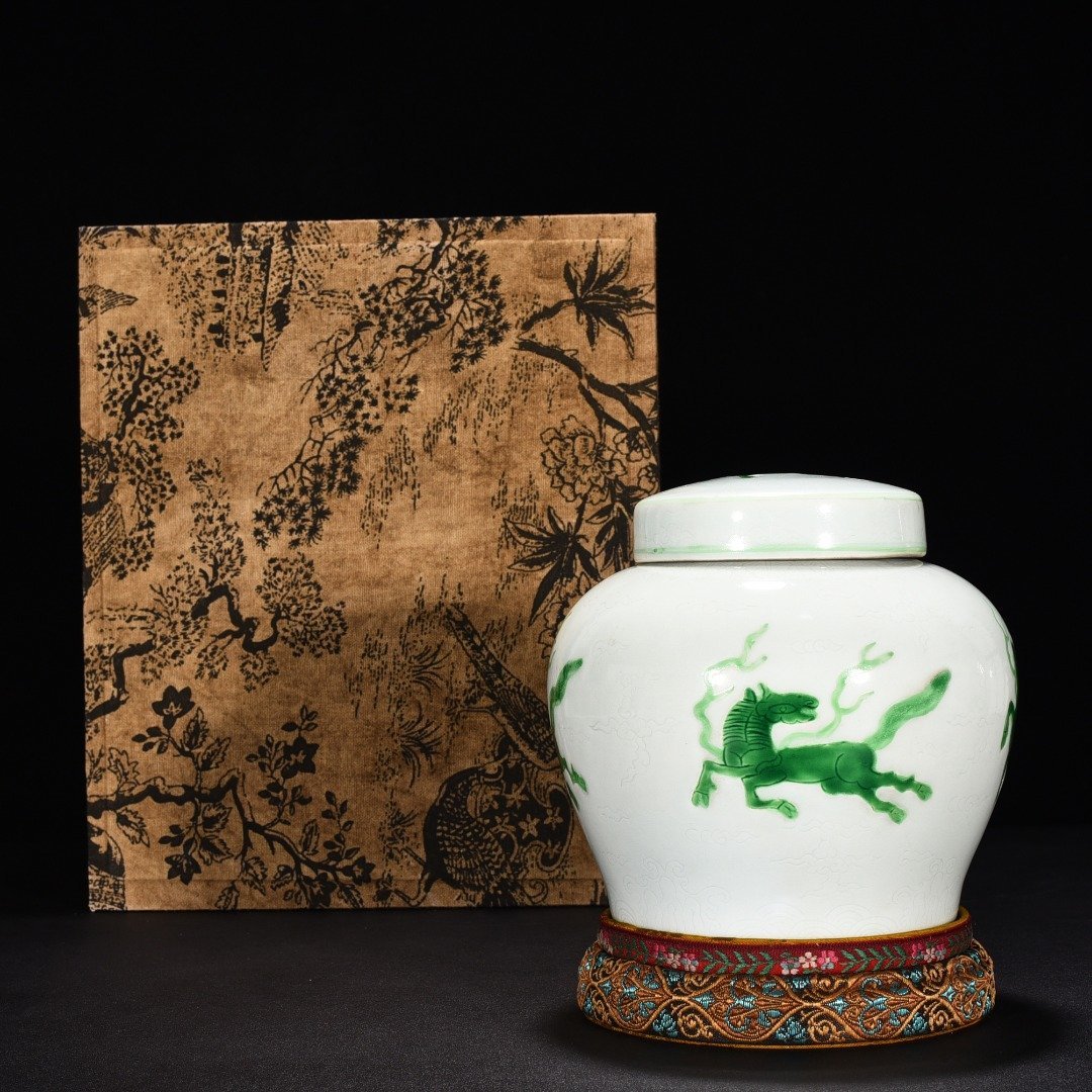 Ming Dynasty Hongzhi green glaze engraved Pegasus pattern lid jar reflow porcelain