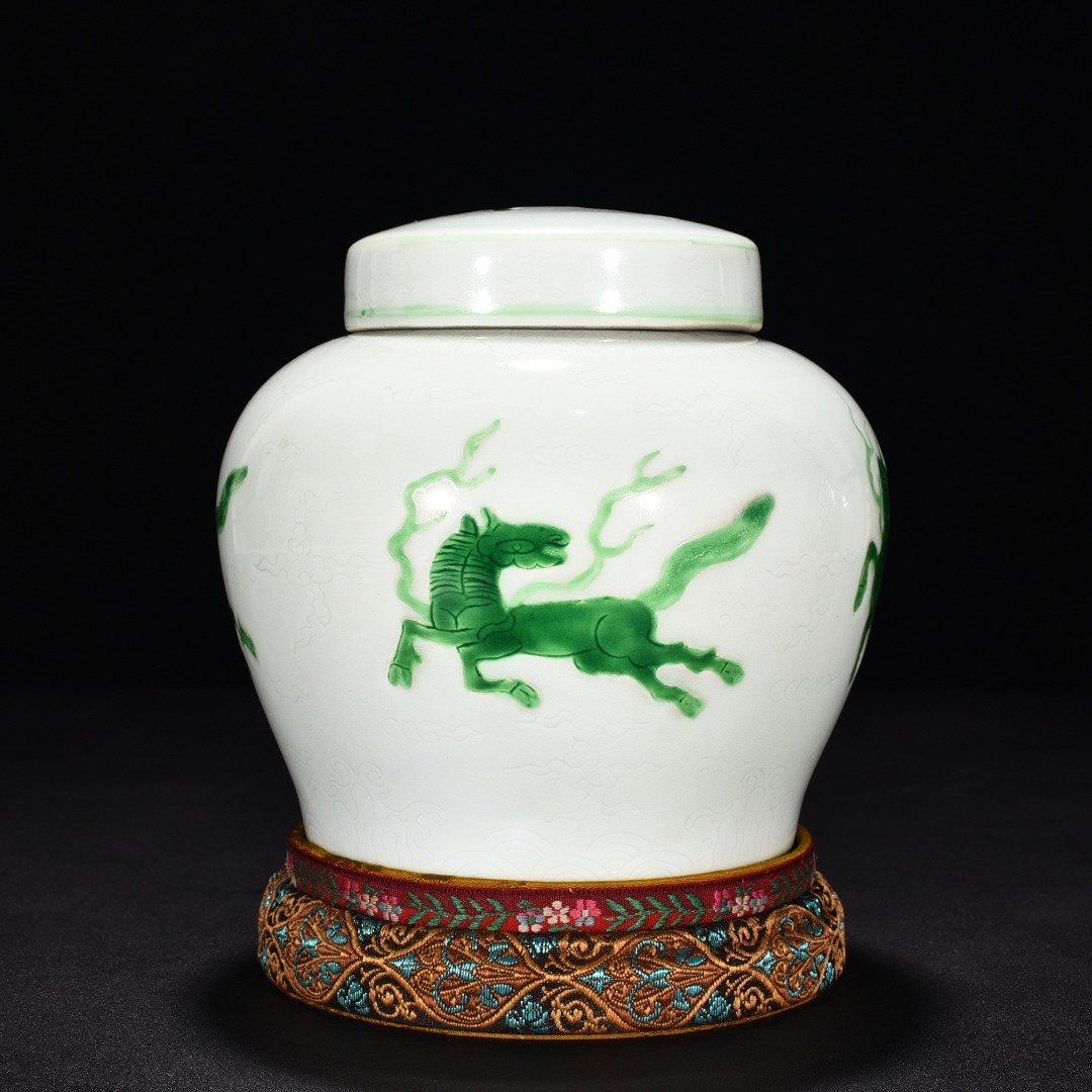 Ming Dynasty Hongzhi green glaze engraved Pegasus pattern lid jar reflow porcelain