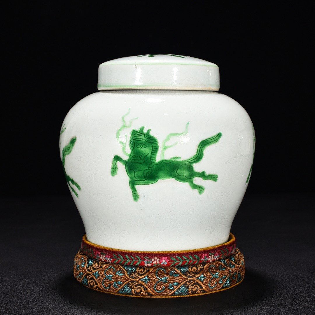 Ming Dynasty Hongzhi green glaze engraved Pegasus pattern lid jar reflow porcelain