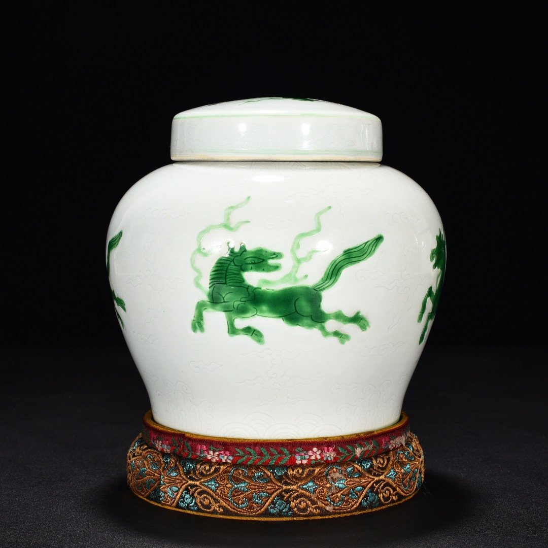 Ming Dynasty Hongzhi green glaze engraved Pegasus pattern lid jar reflow porcelain