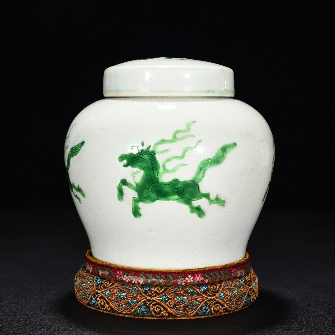 Ming Dynasty Hongzhi green glaze engraved Pegasus pattern lid jar reflow porcelain