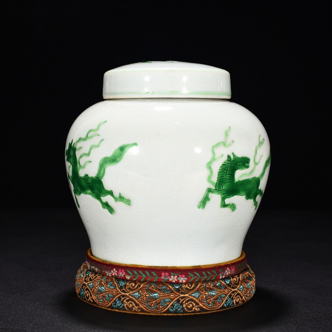 Ming Dynasty Hongzhi green glaze engraved Pegasus pattern lid jar reflow porcelain